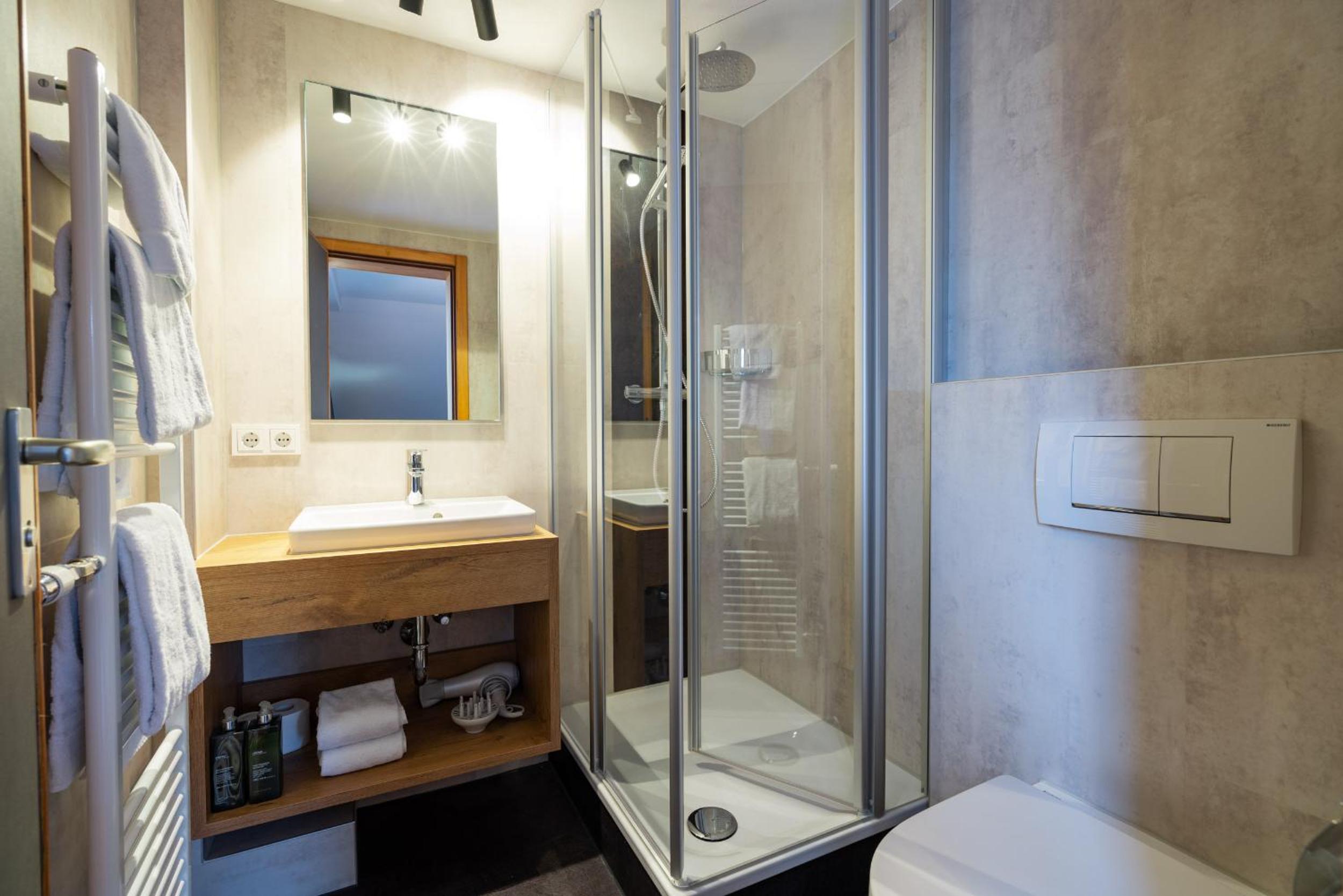 Standard Double Room - Photo 9