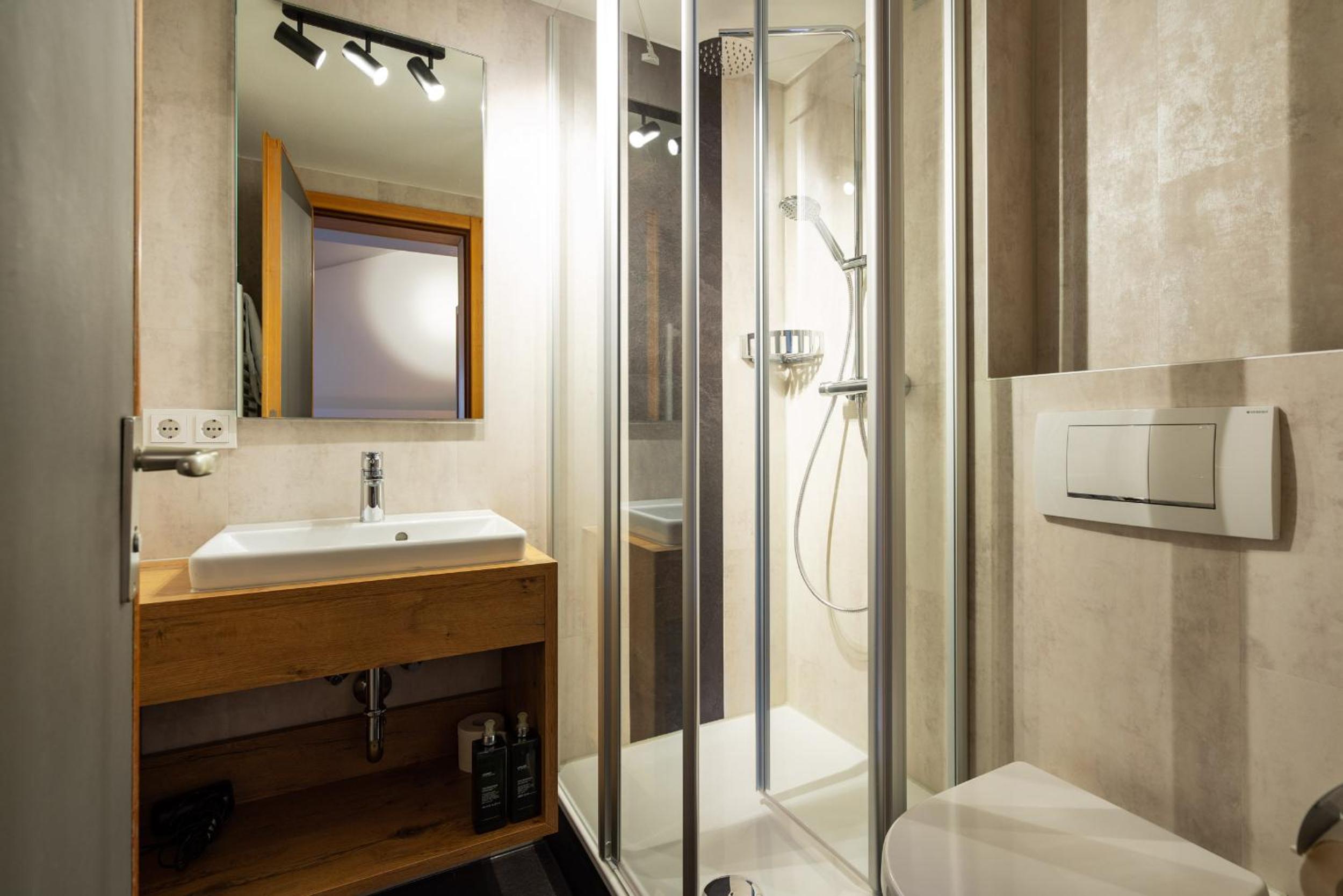 Standard Double Room - Photo 8