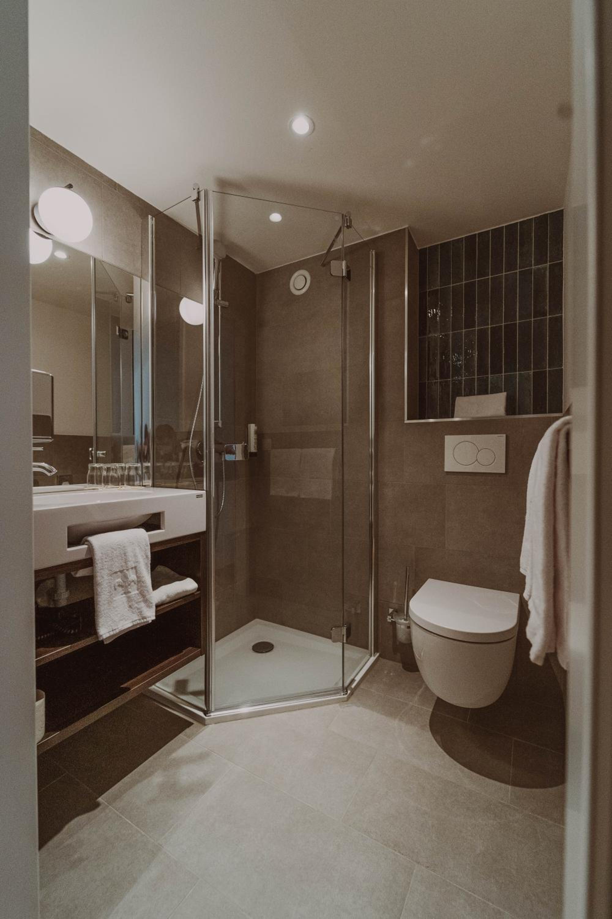 Queen Room photo 2