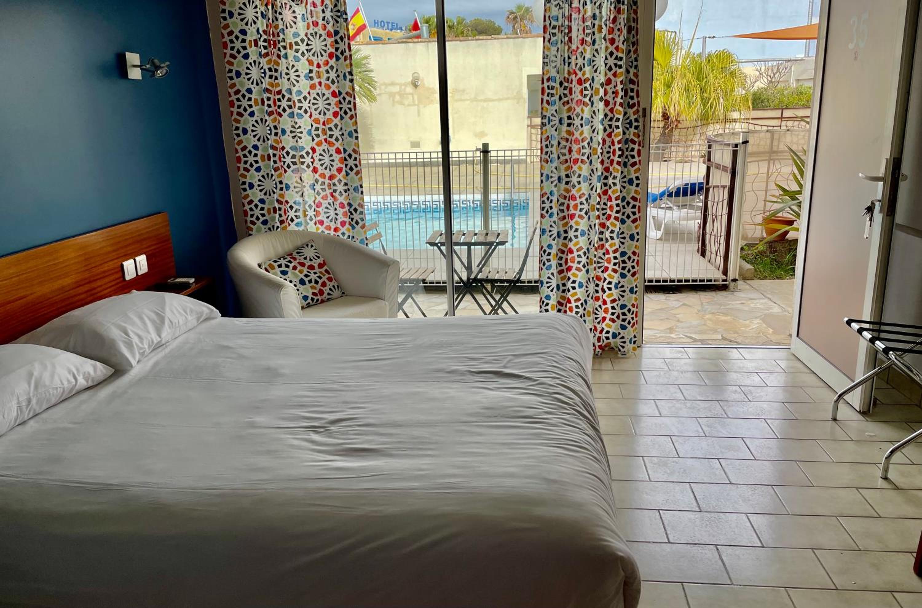 Motel Pool Junior Suite - Photo 7