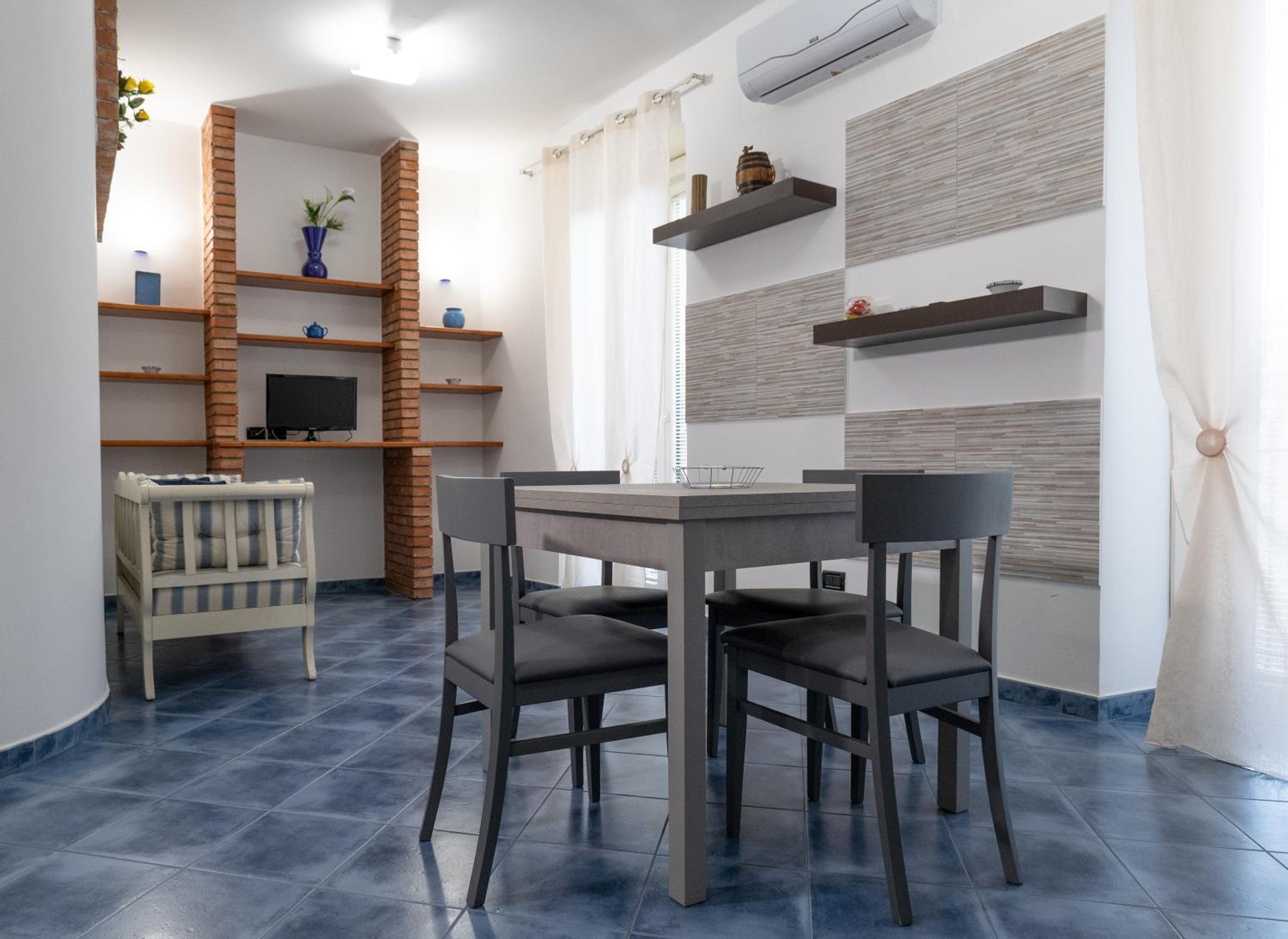 Standard Family Room - Photo 6