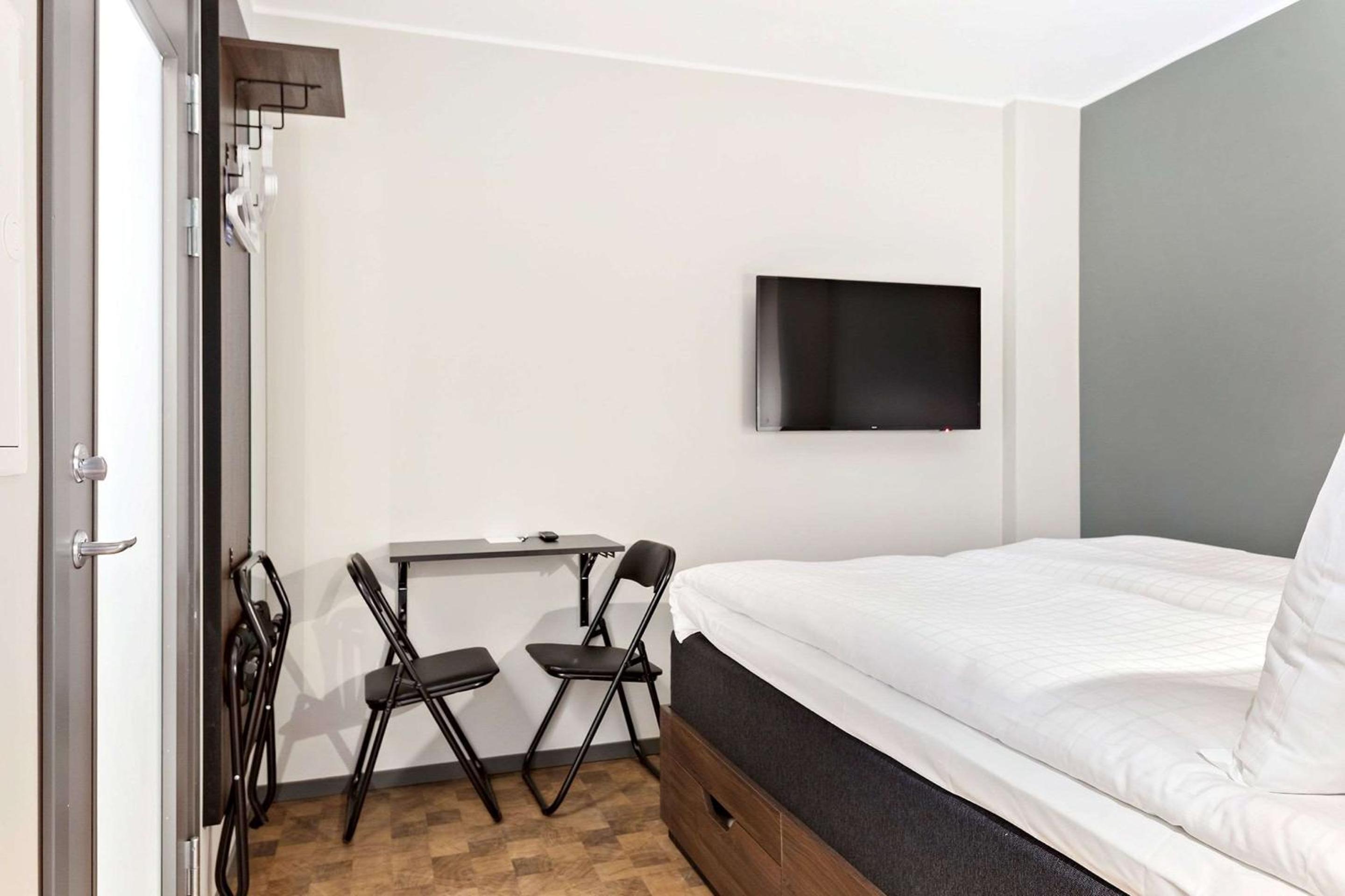 Standard Twin Room - no window - Photo 8