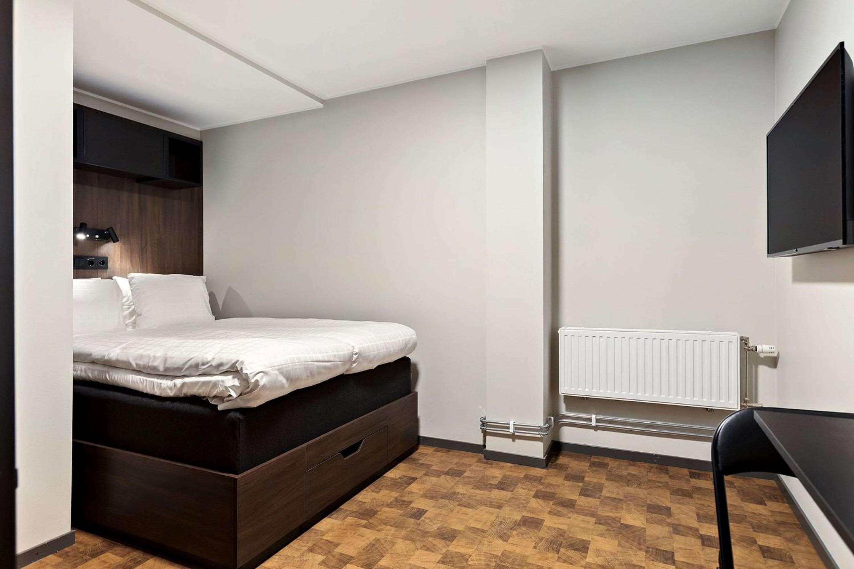 Twin Room with Kitchenette - No Window - Photo 2