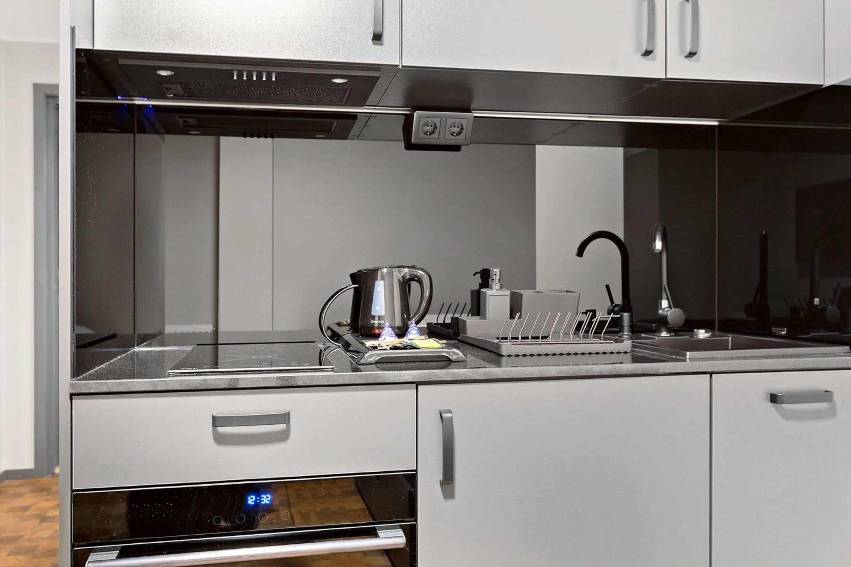 Twin Room with Kitchenette - No Window - Photo 9