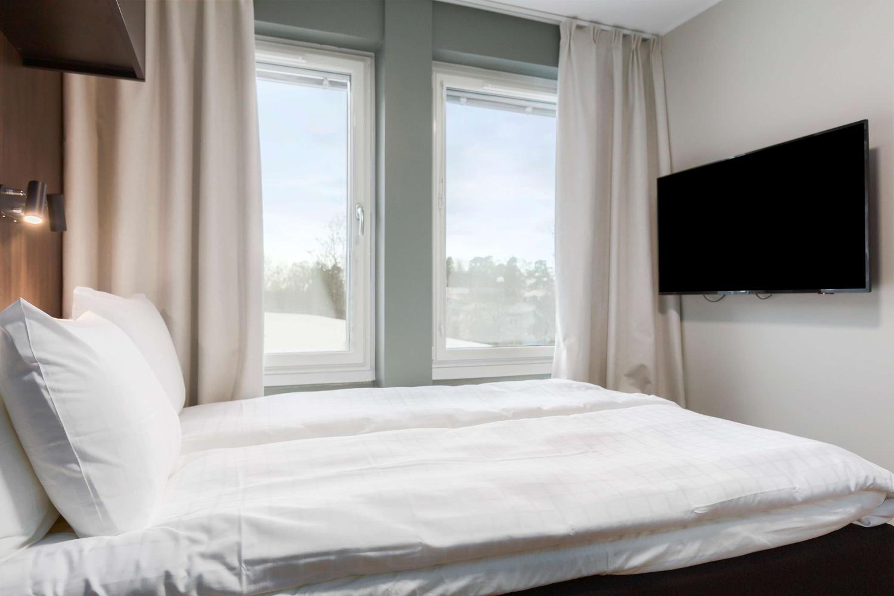Studio with One Queen Bed and Kitchenette - Photo 4