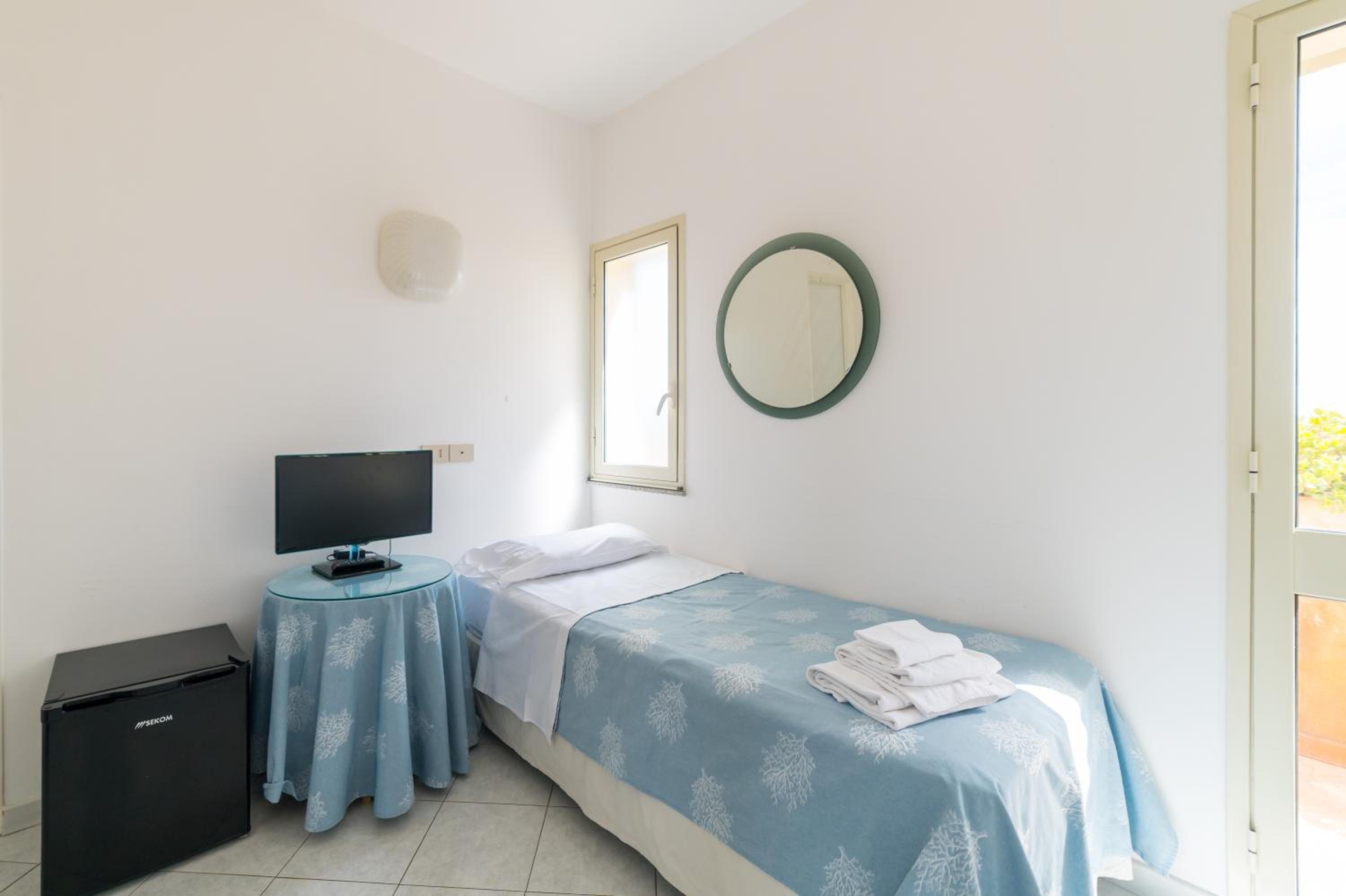 Economy Triple Room photo 2
