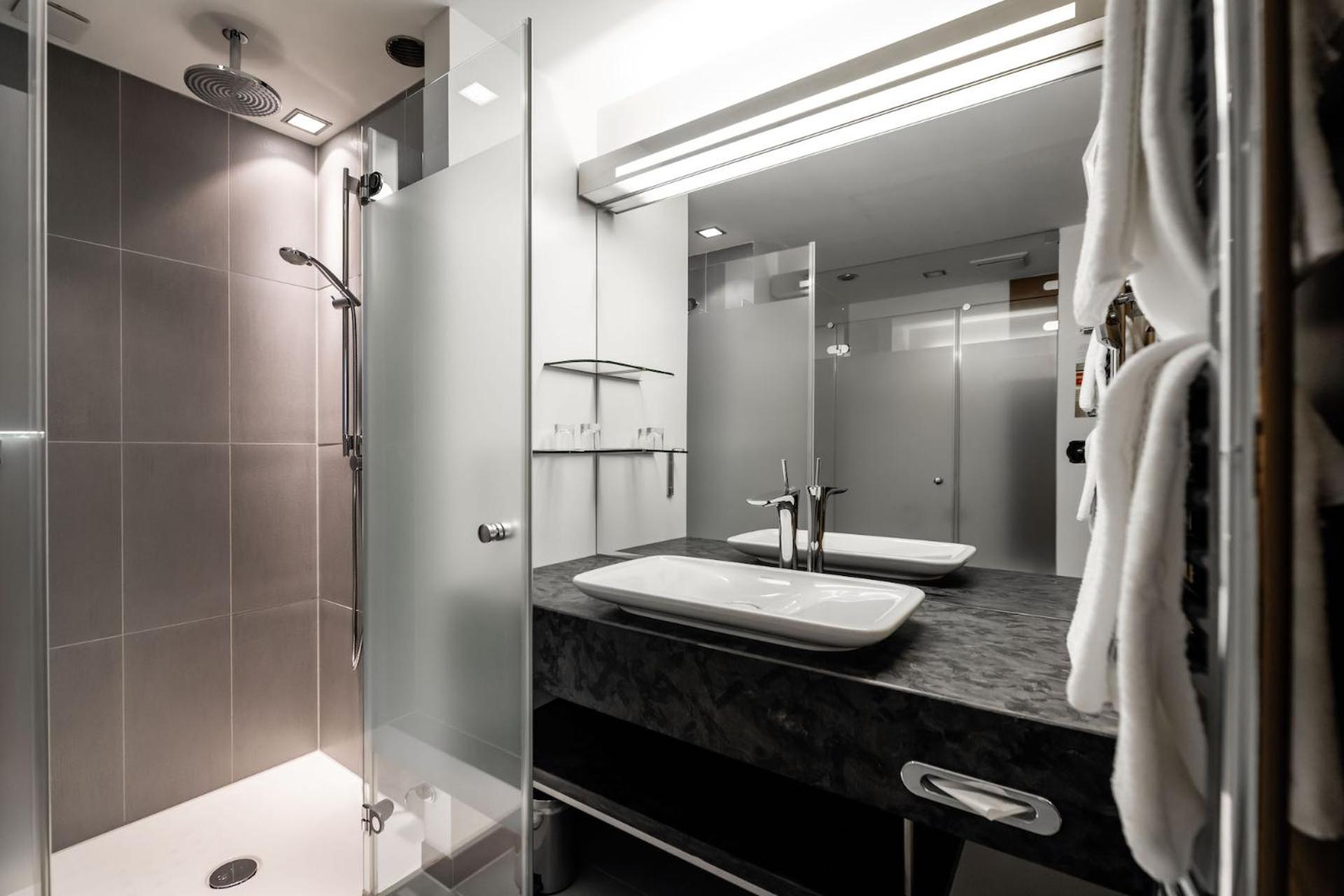Standard Double Room (No River View) - Photo 4