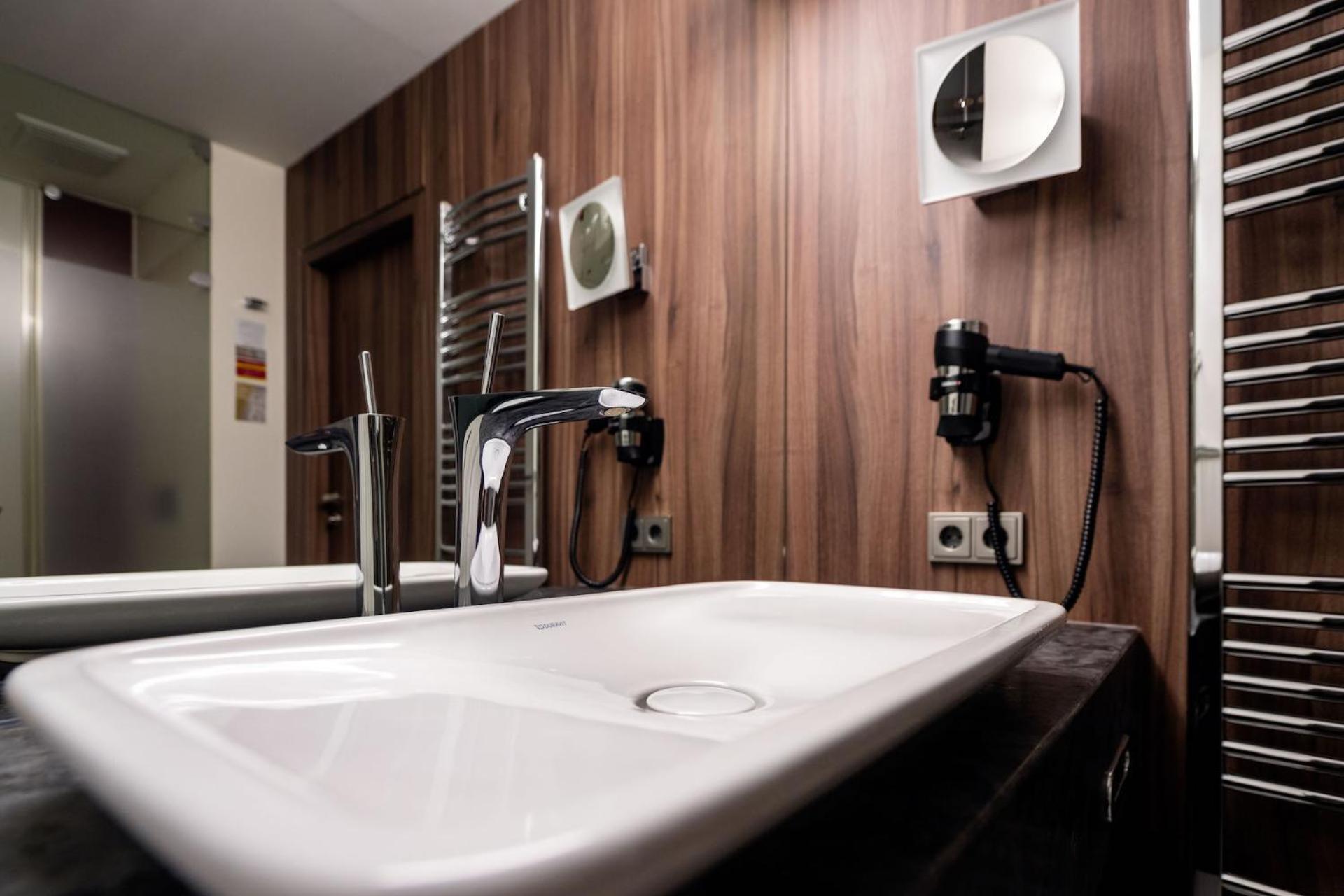 Standard Double Room (No River View) - Photo 8