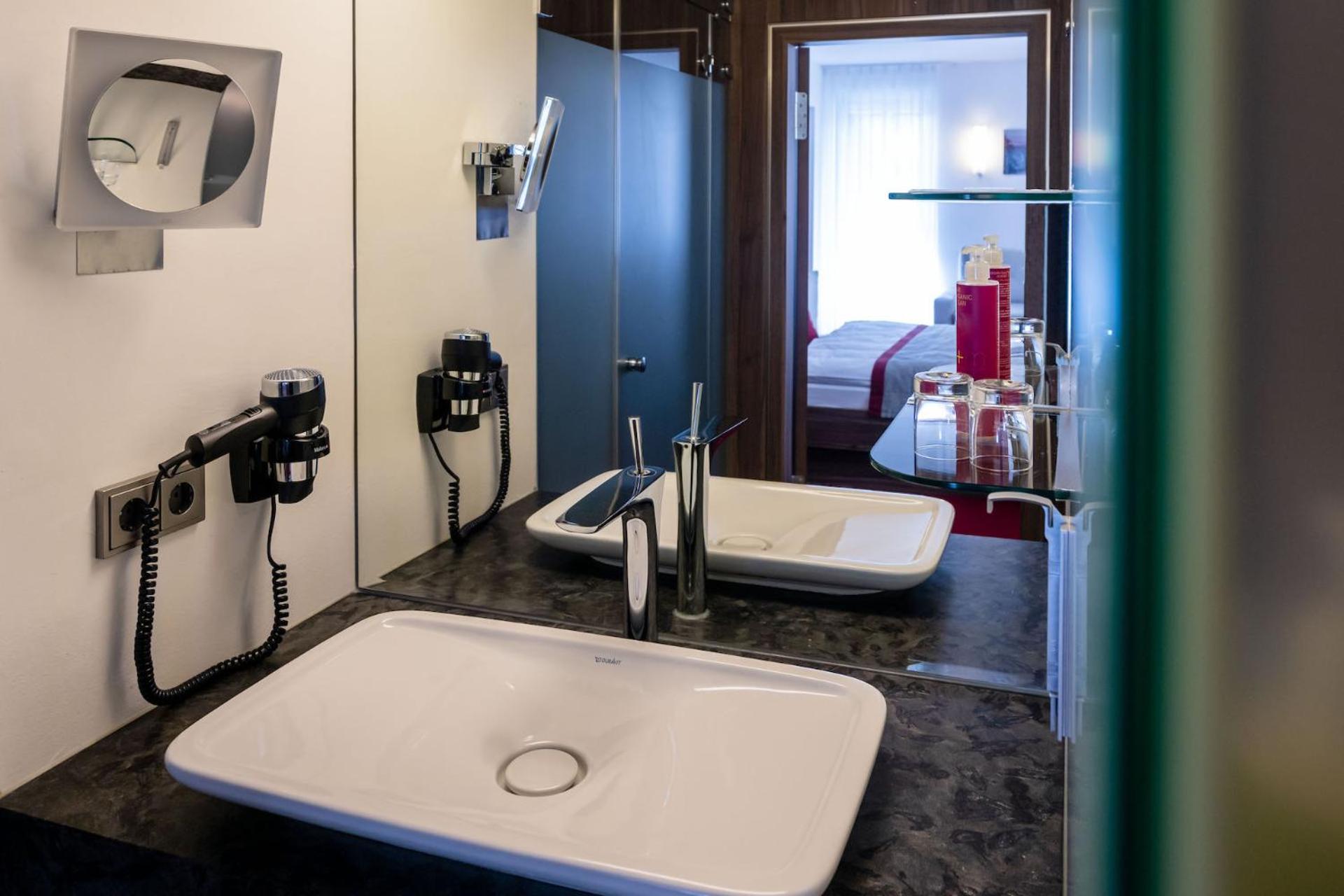Standard Double Room (No River View) - Photo 6
