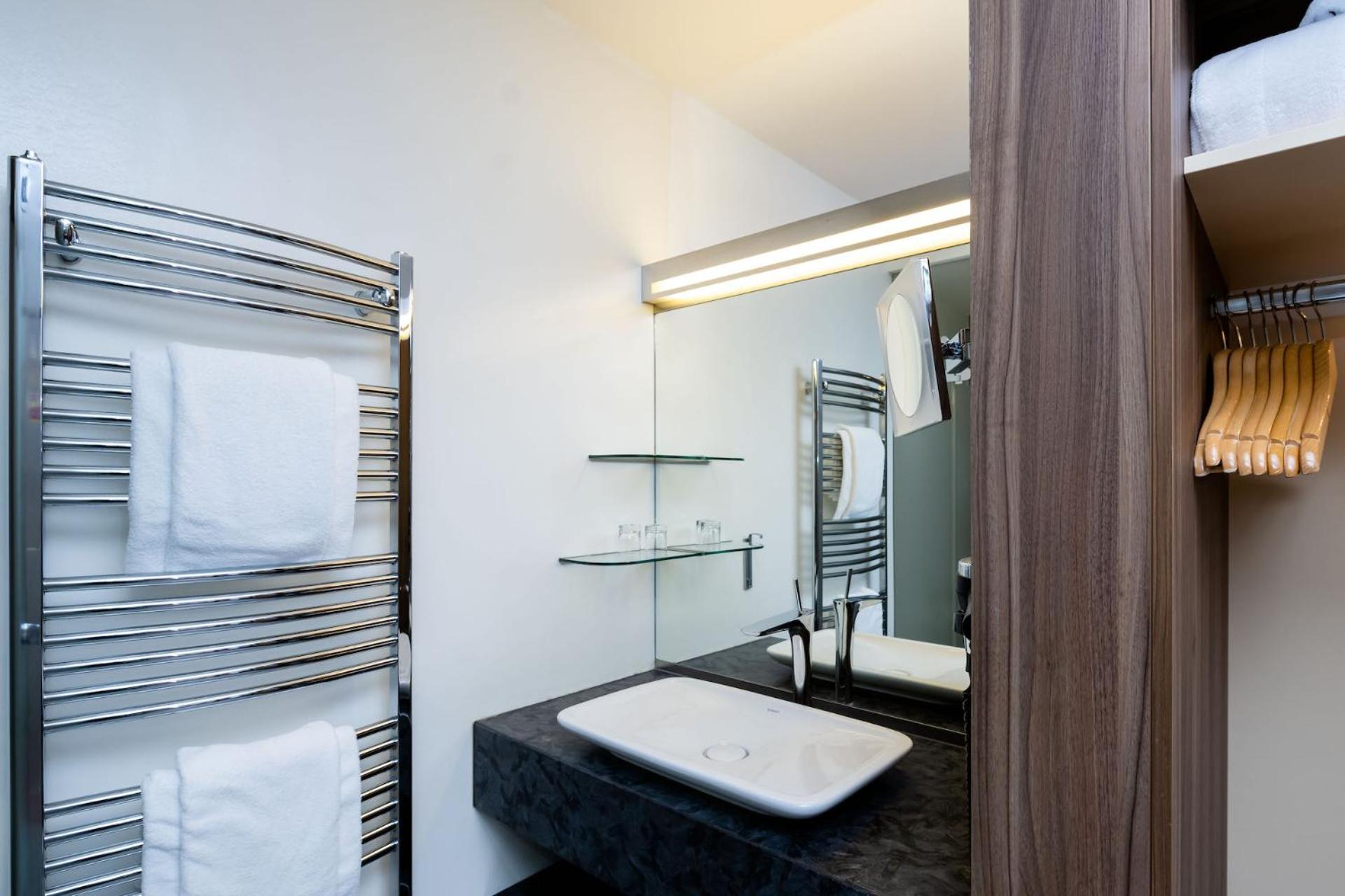 Standard Double Room (No River View) - Photo 2