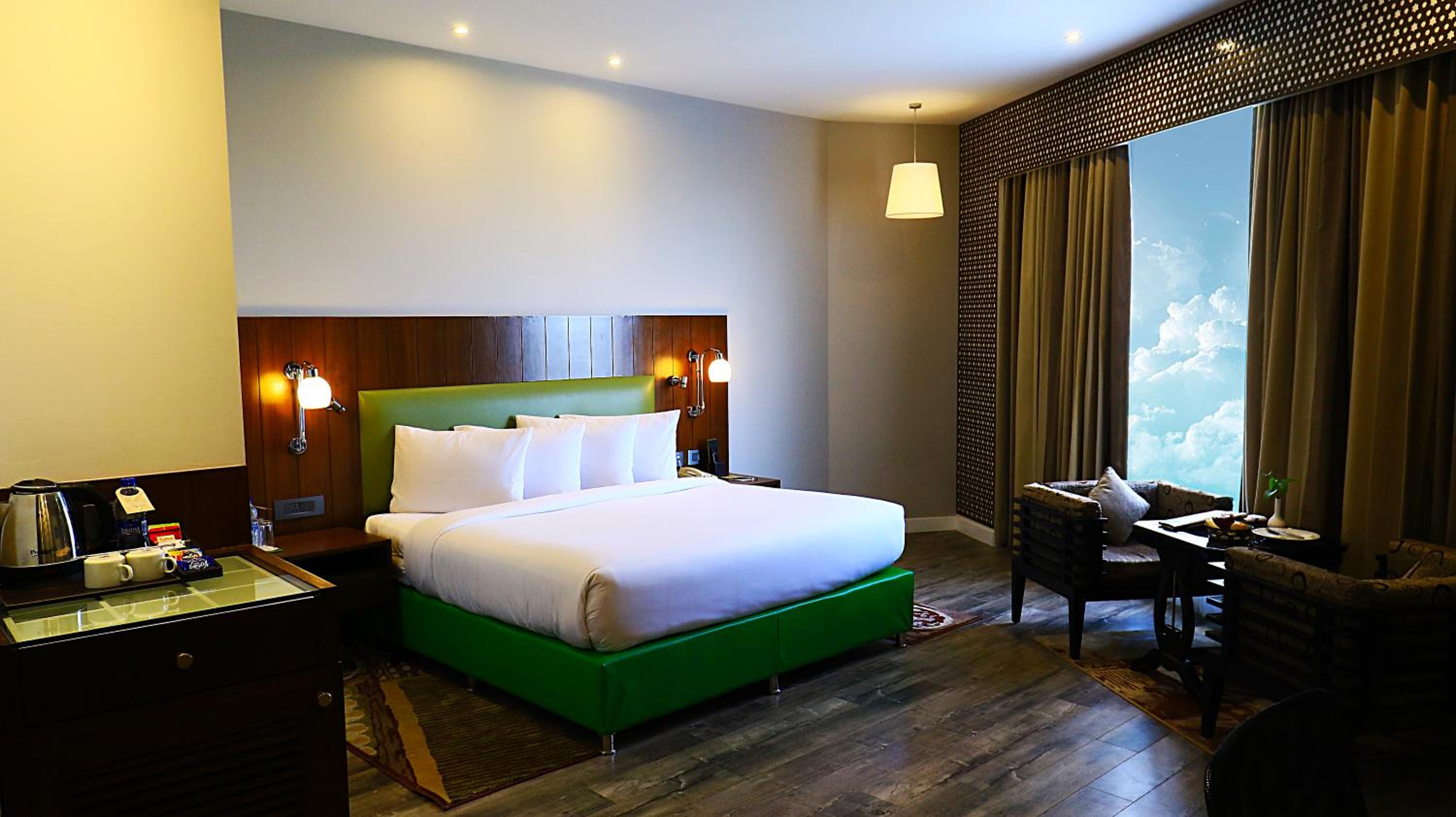 Deluxe King Room - Non-Smoking - Photo 6