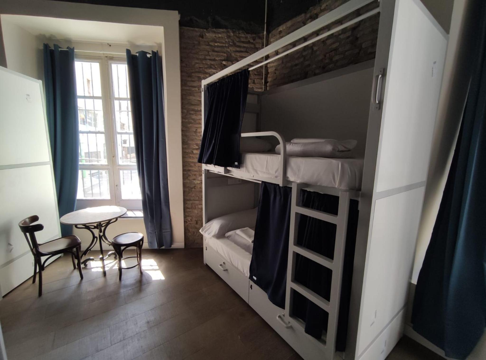 Cama en Dormitorio Mixto de 10 Camas