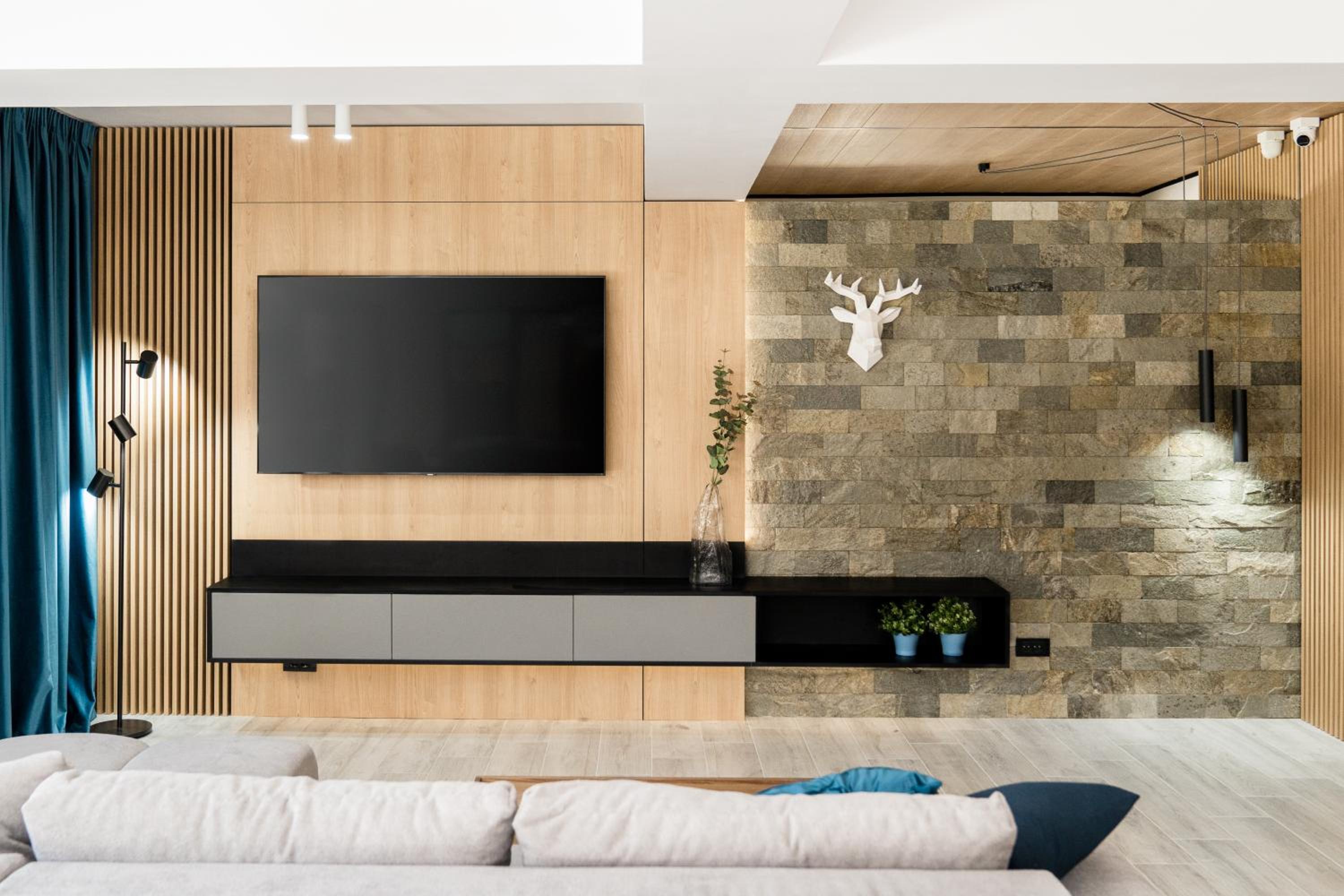 Five-Bedroom House - Photo 1