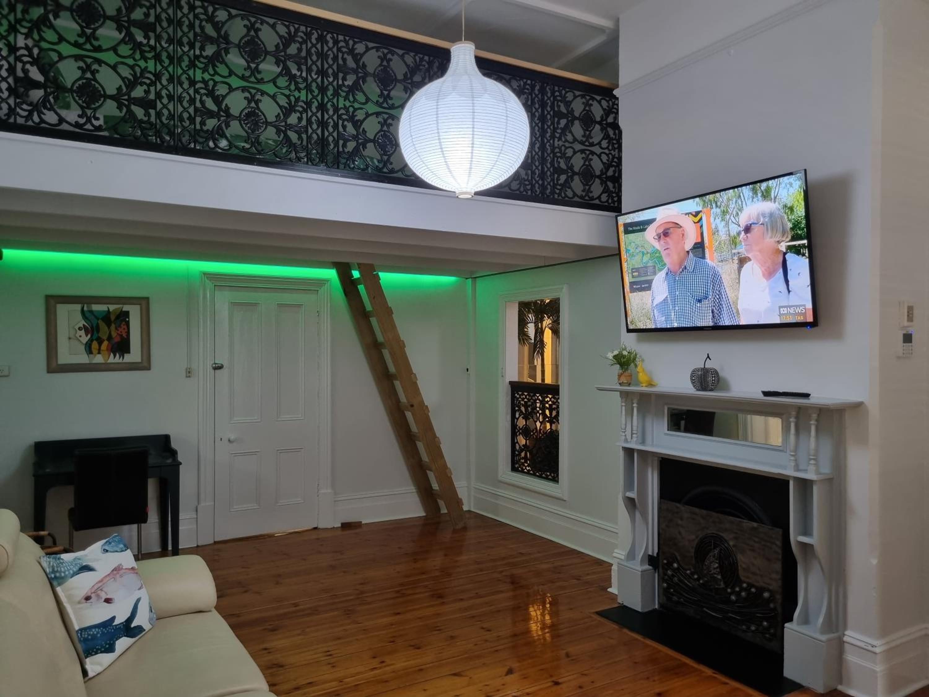 Six-Bedroom House photo 1