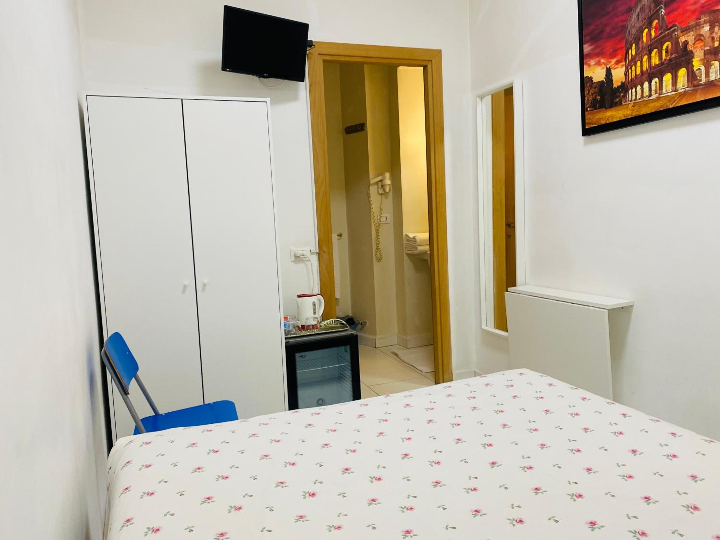 Single Room with Private Bathroom photo 3