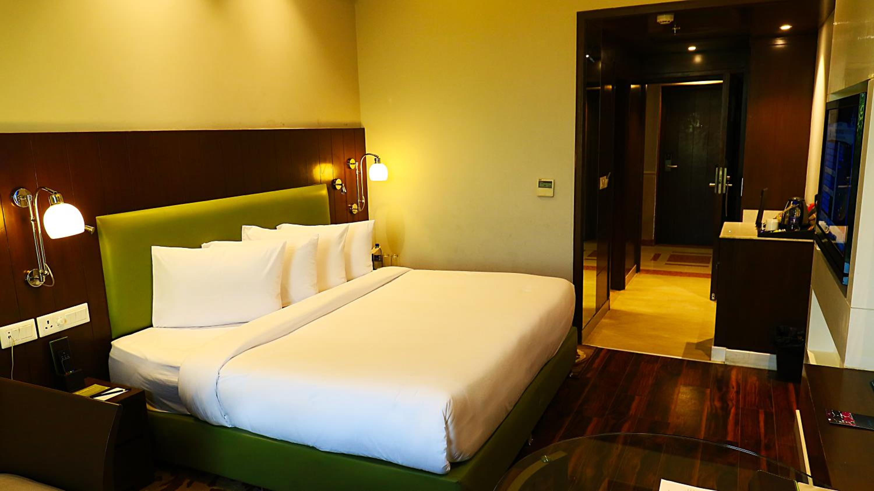 Deluxe King Room - Non-Smoking - Photo 2
