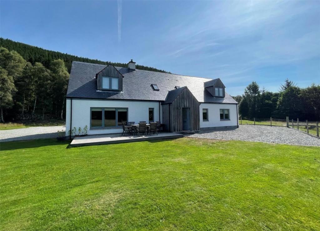 Four-Bedroom House photo 2