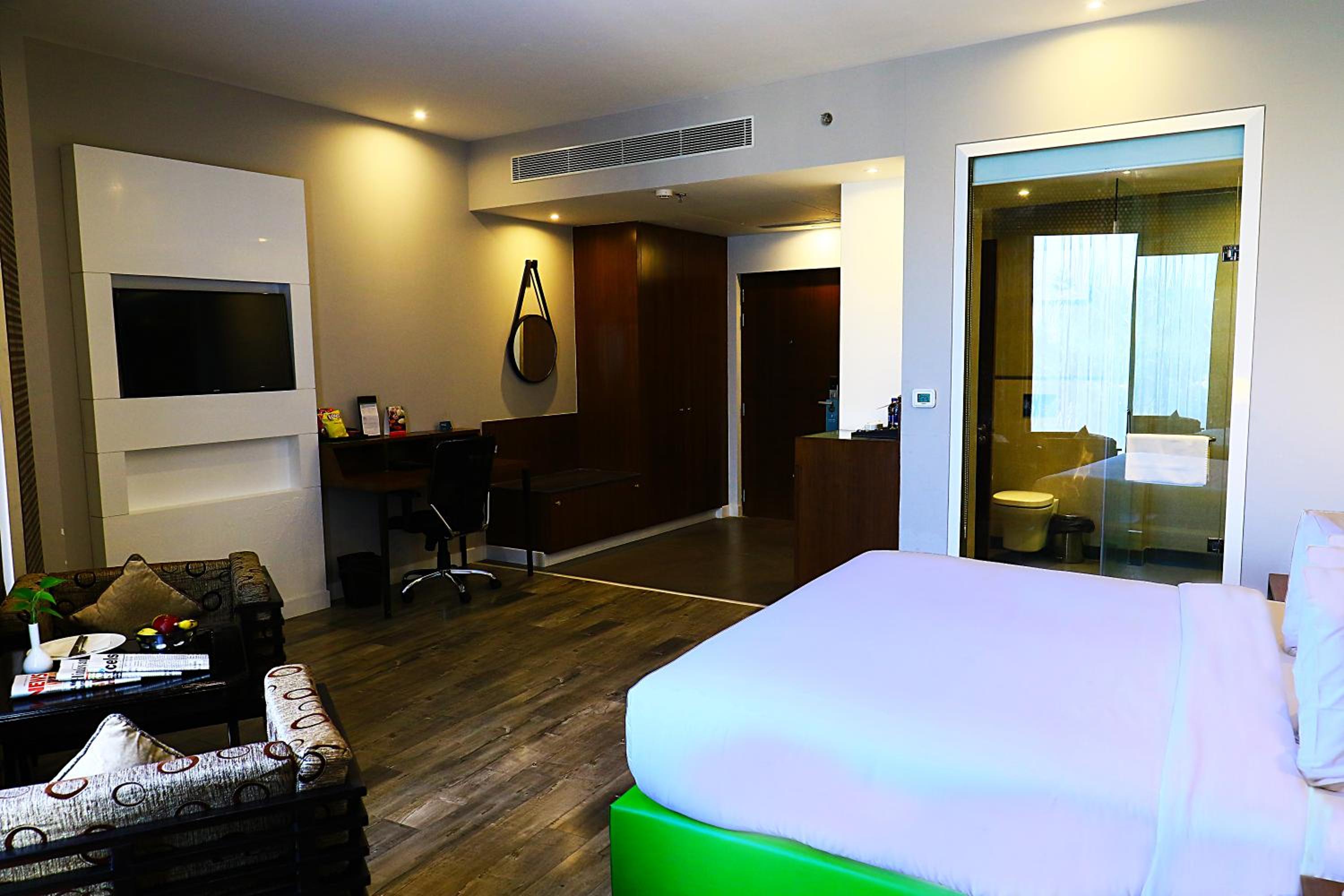 Deluxe King Room - Non-Smoking - Photo 9