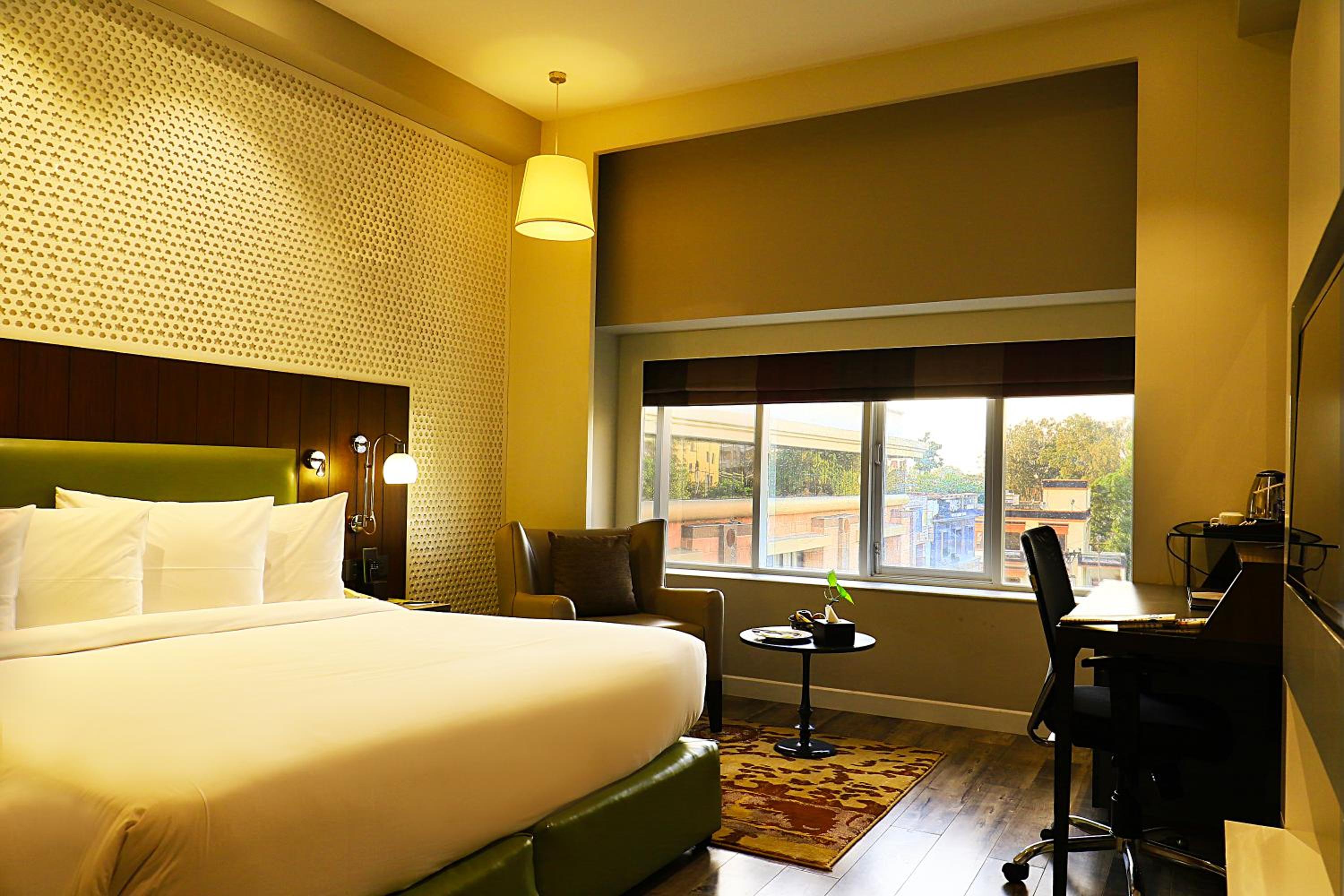 Deluxe King Room - Non-Smoking - Photo 5