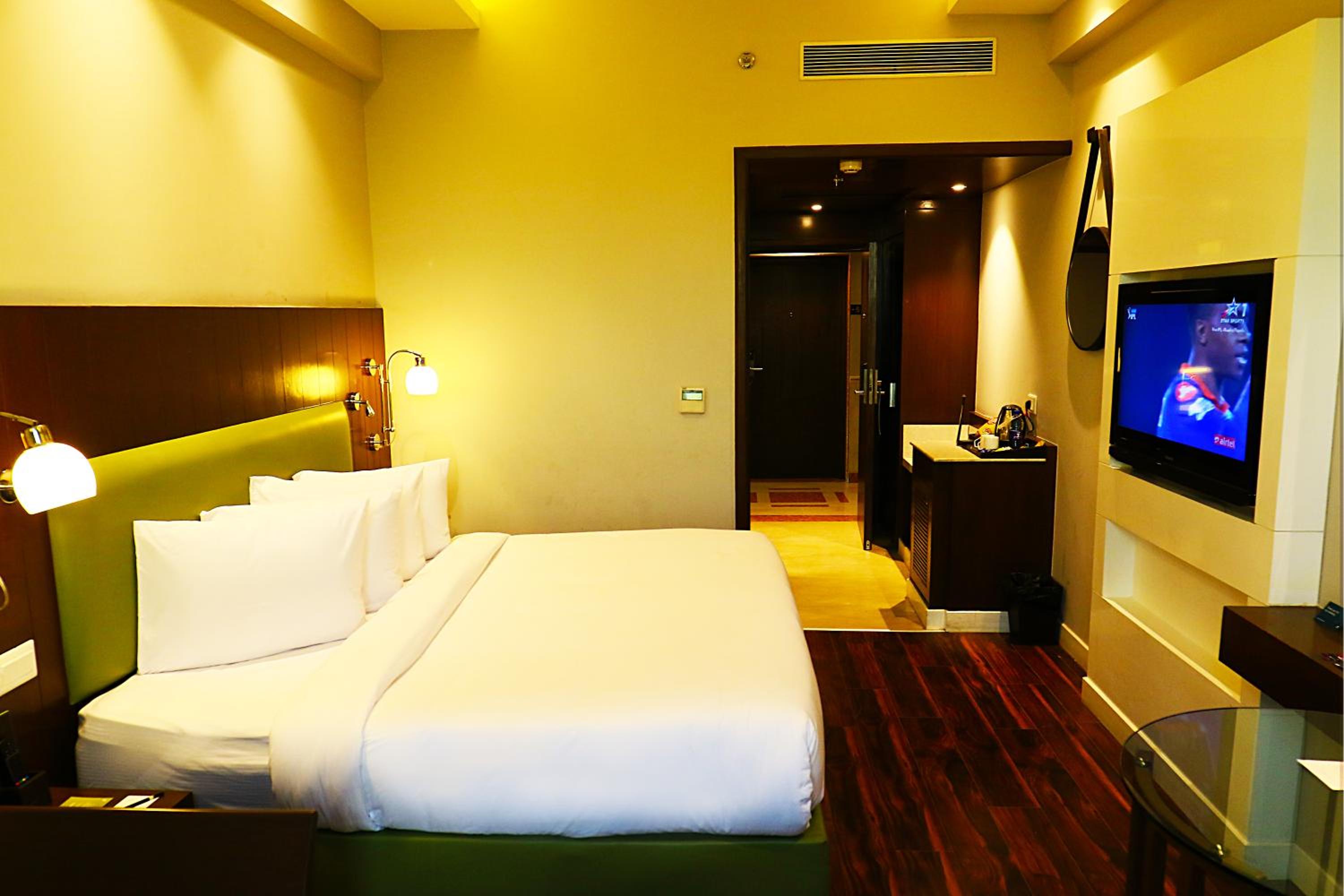 Deluxe King Room - Non-Smoking - Photo 4