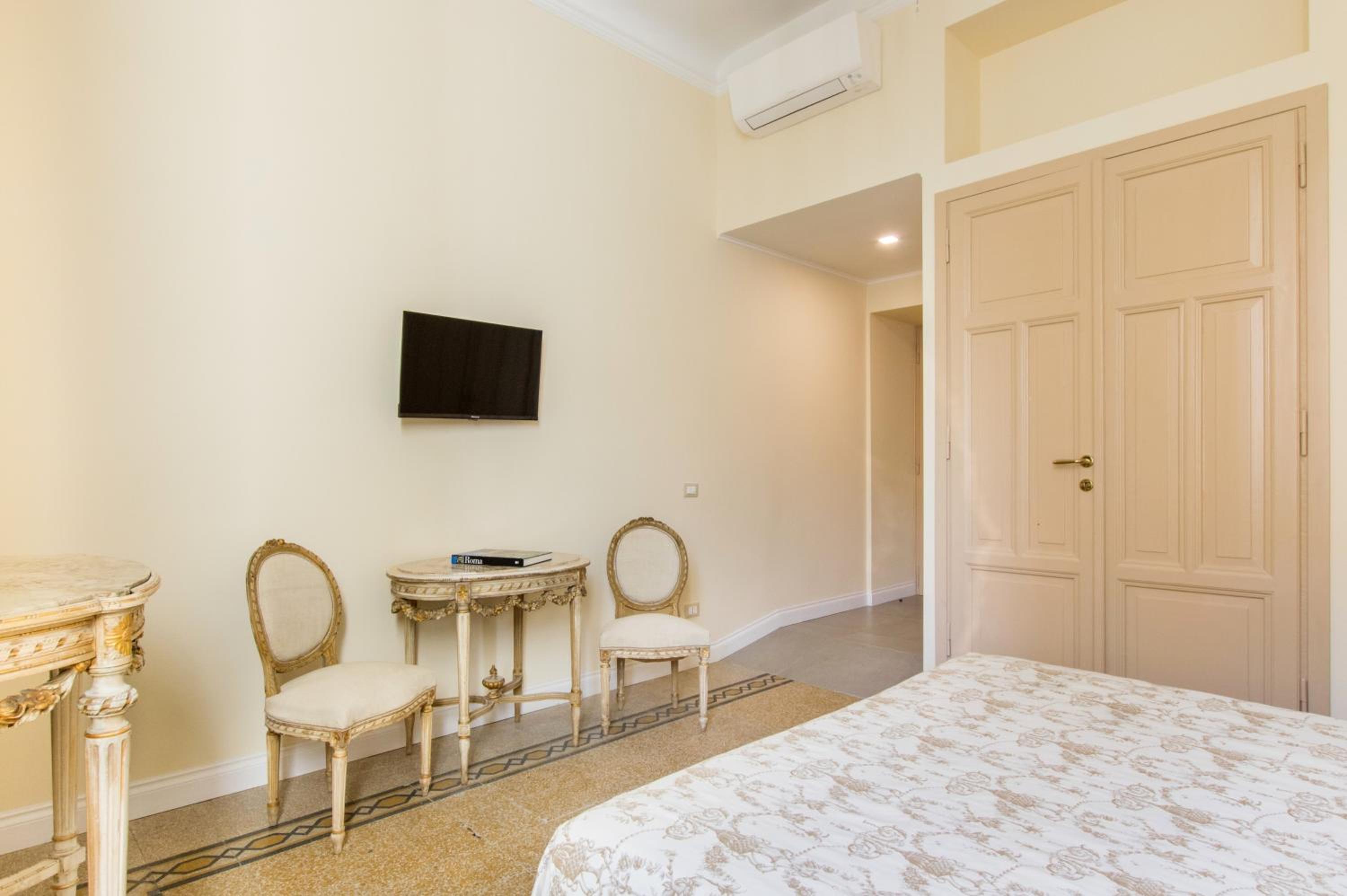 Deluxe Double or Twin Room photo 3