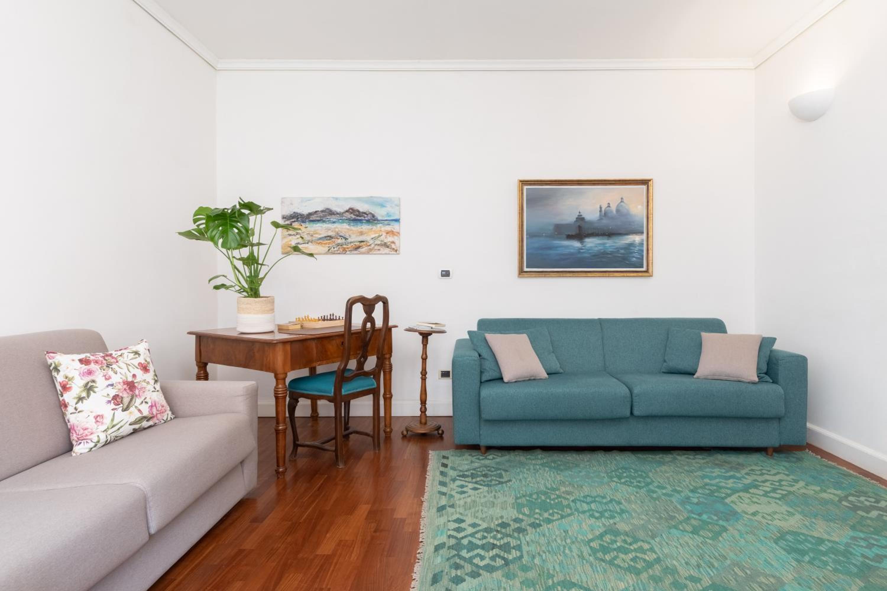 One-Bedroom Apartment photo 1