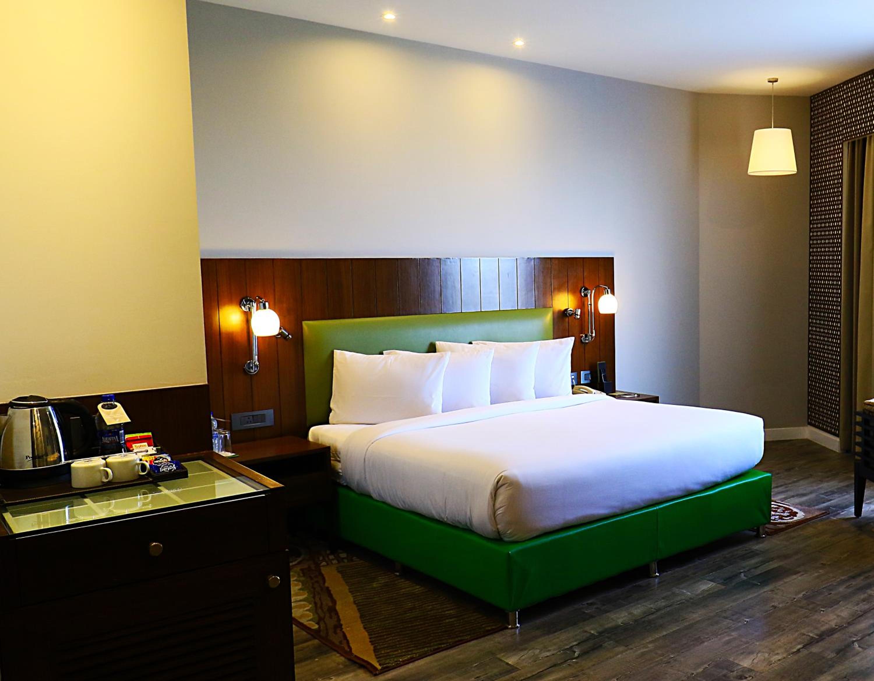 Deluxe King Room - Non-Smoking - Photo 10