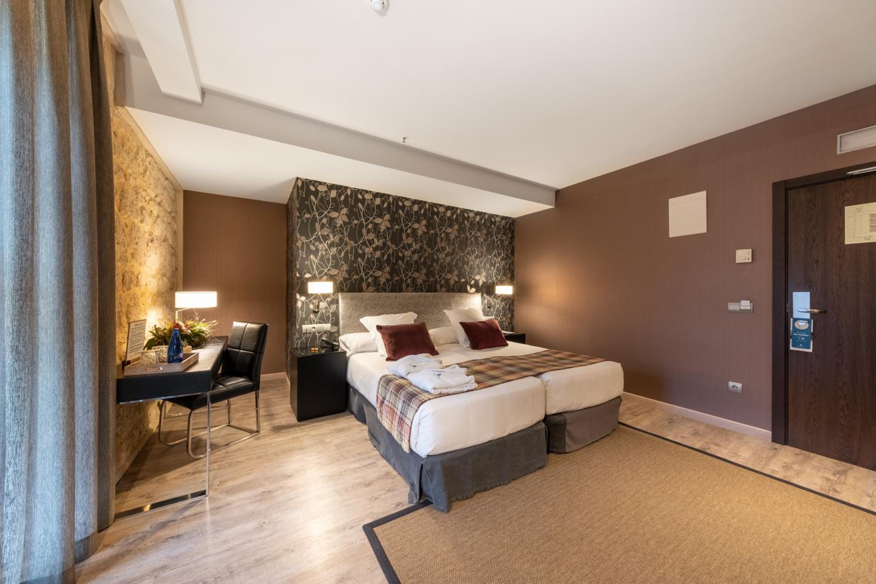 Double or Twin Room with Spa Access - Photo 6