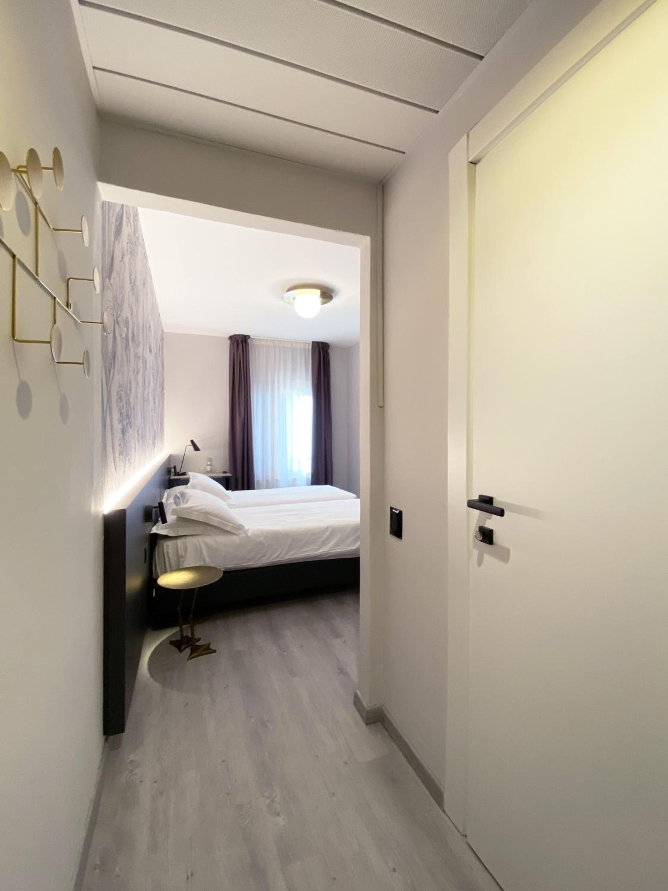 Double or Twin Room with Partial Lake View photo 2