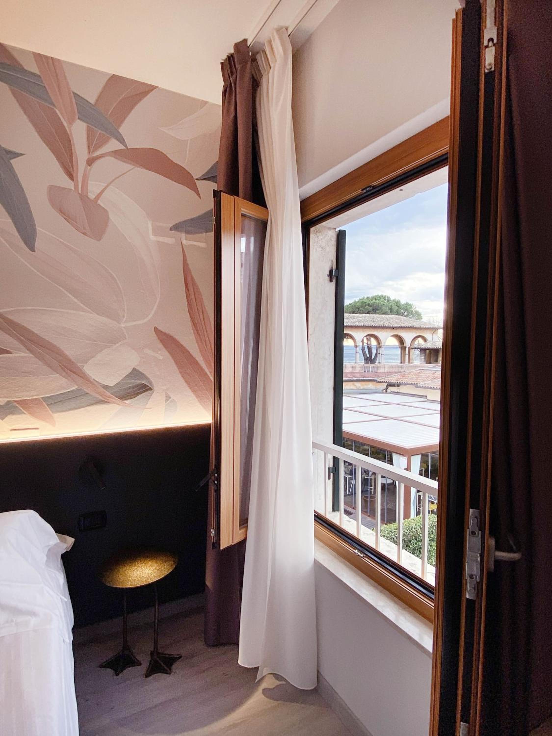Double or Twin Room with Partial Lake View photo 3