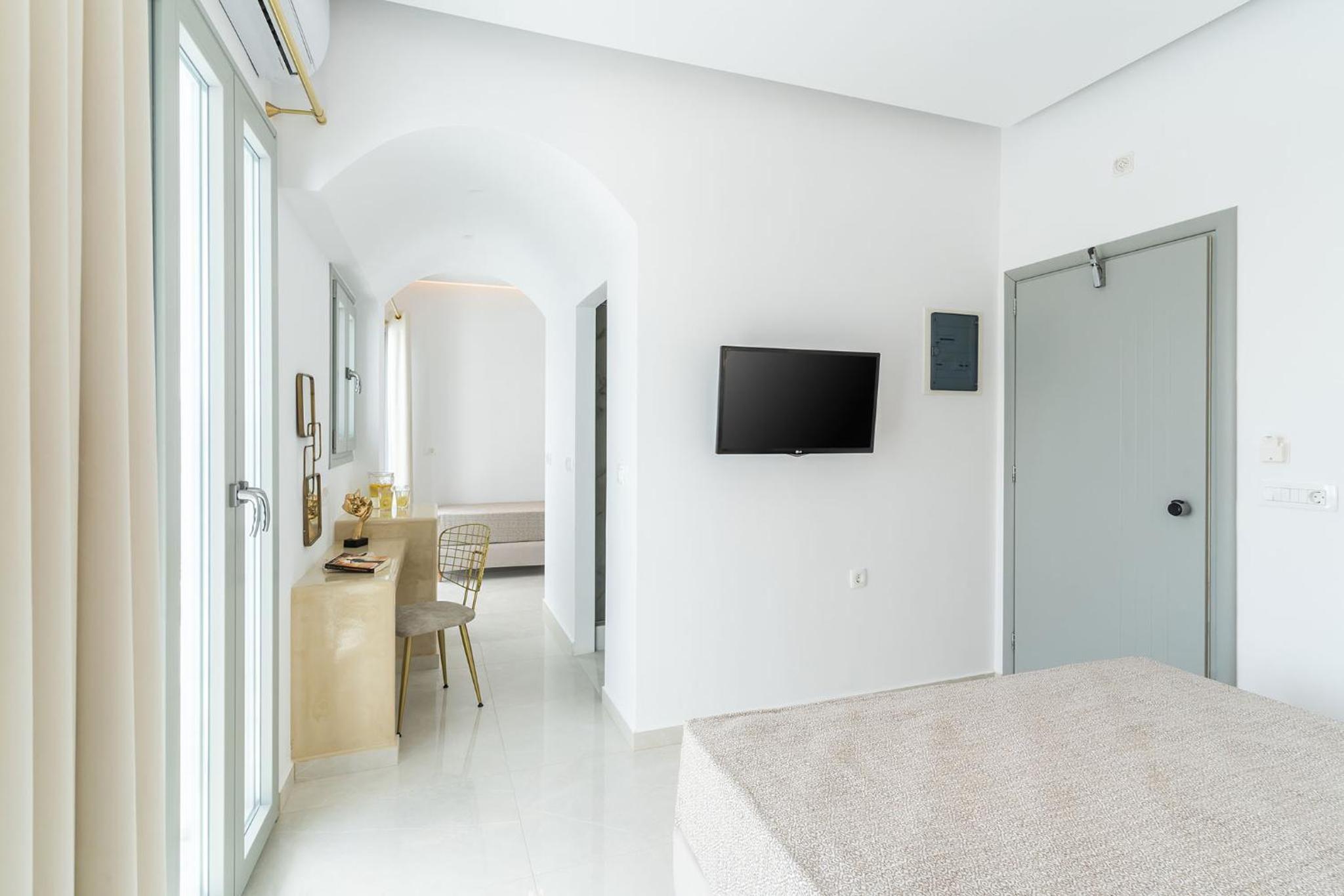 King Suite with Balcony photo 3