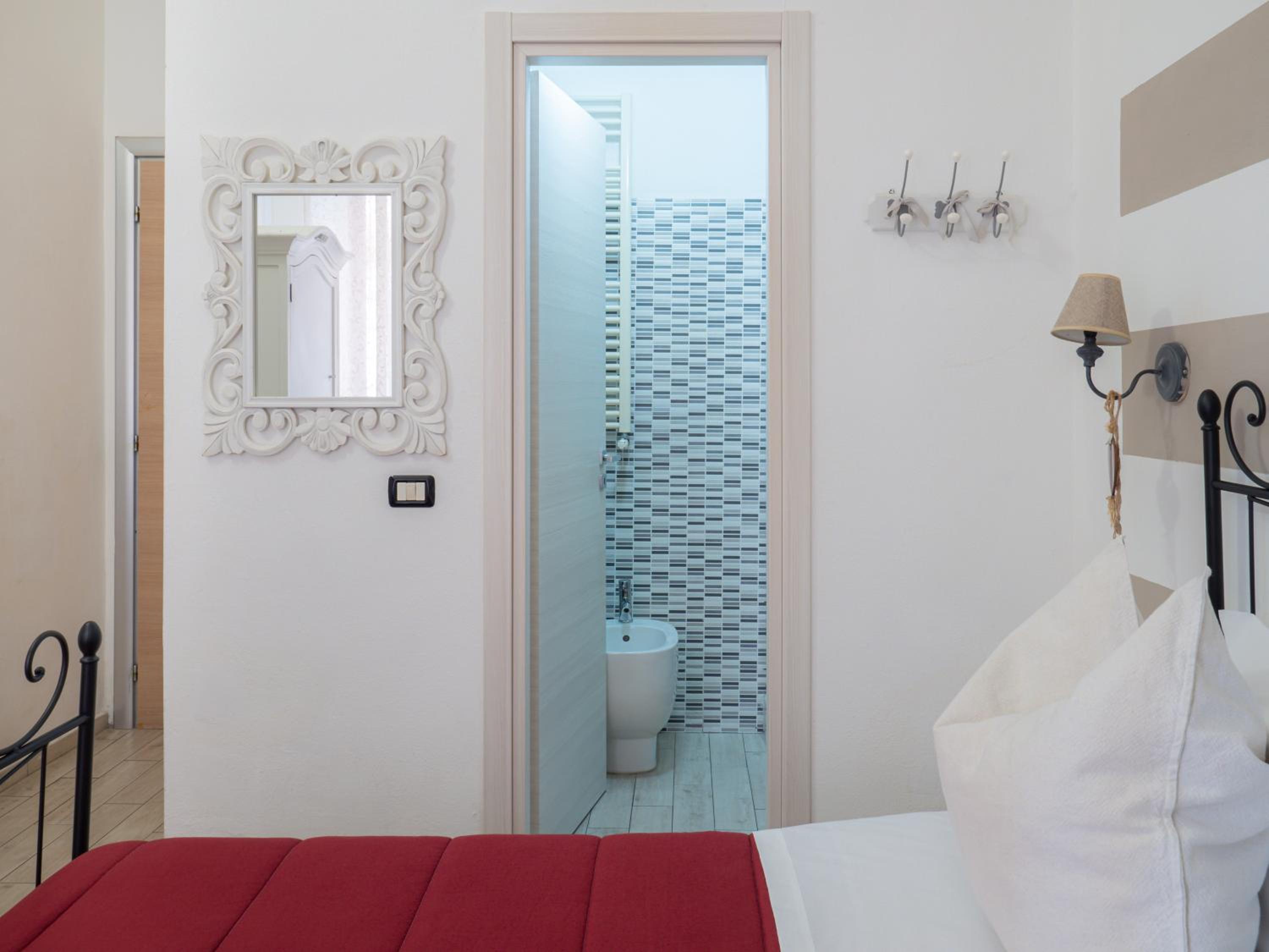 Double Room with Private Bathroom - Photo 6