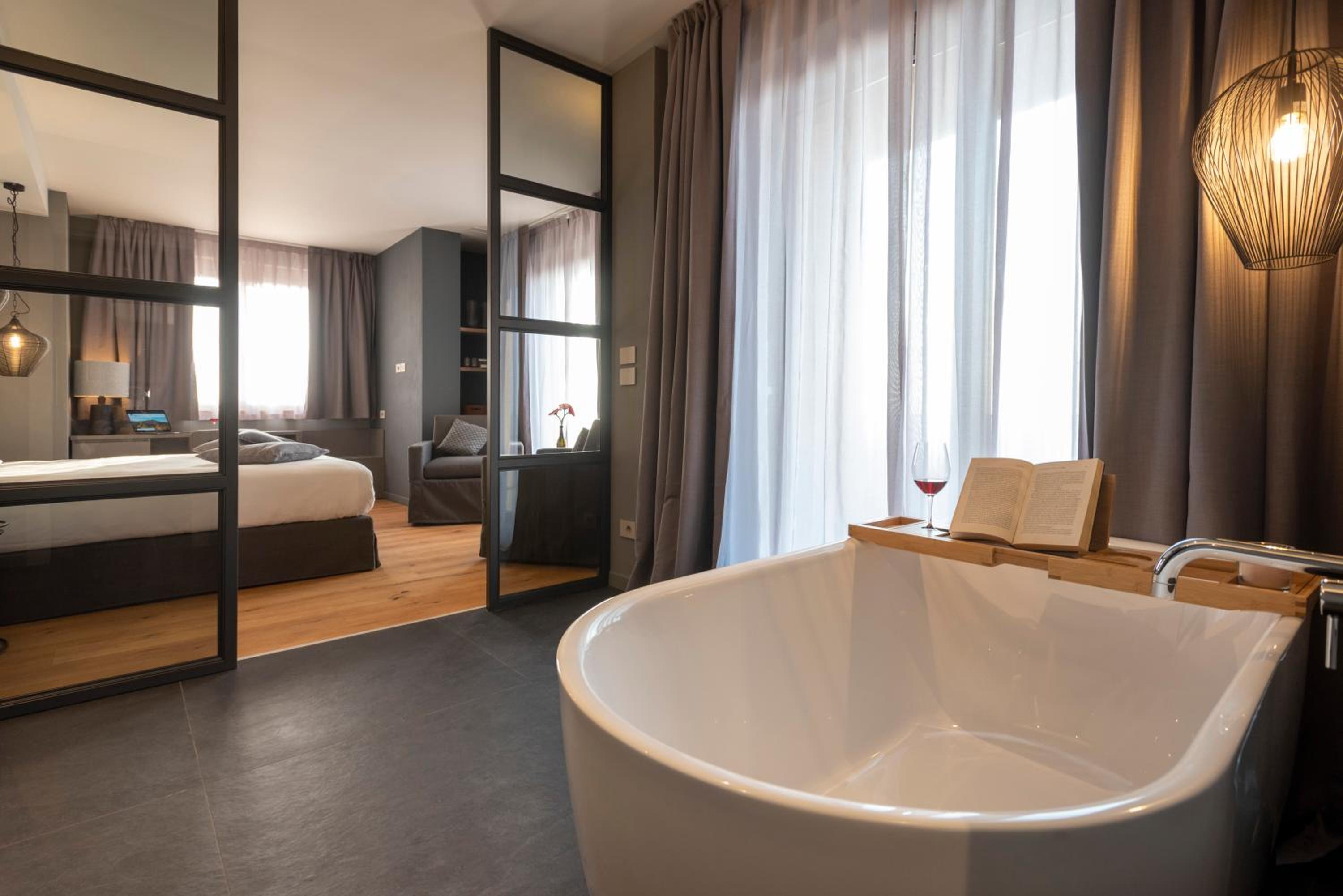 King Room with Pool View - Photo 5