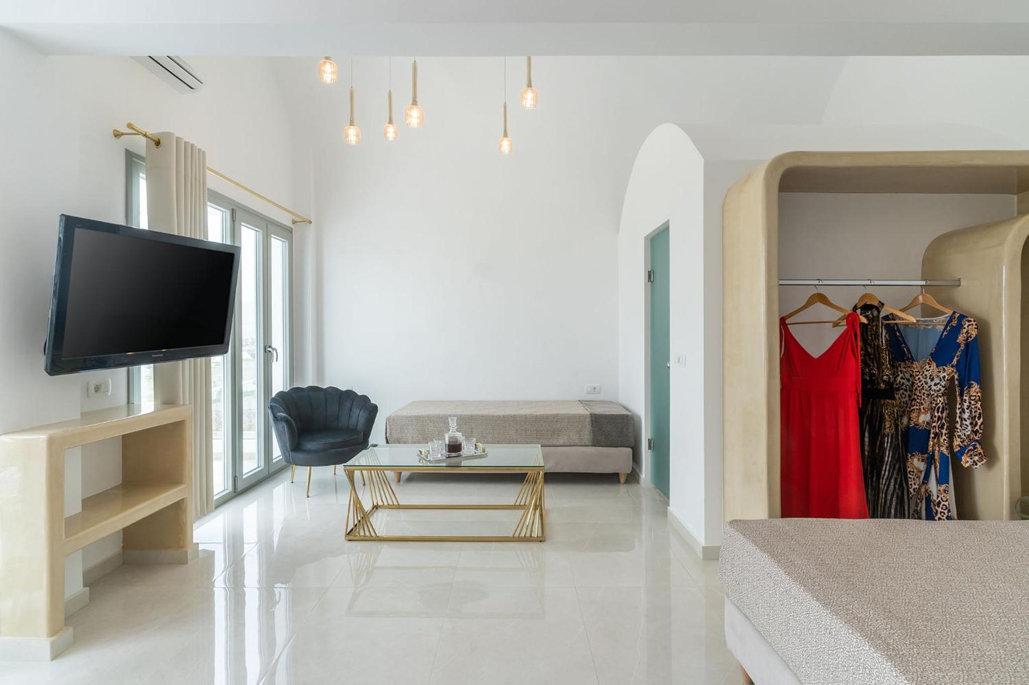 Executive Suite - Photo 2