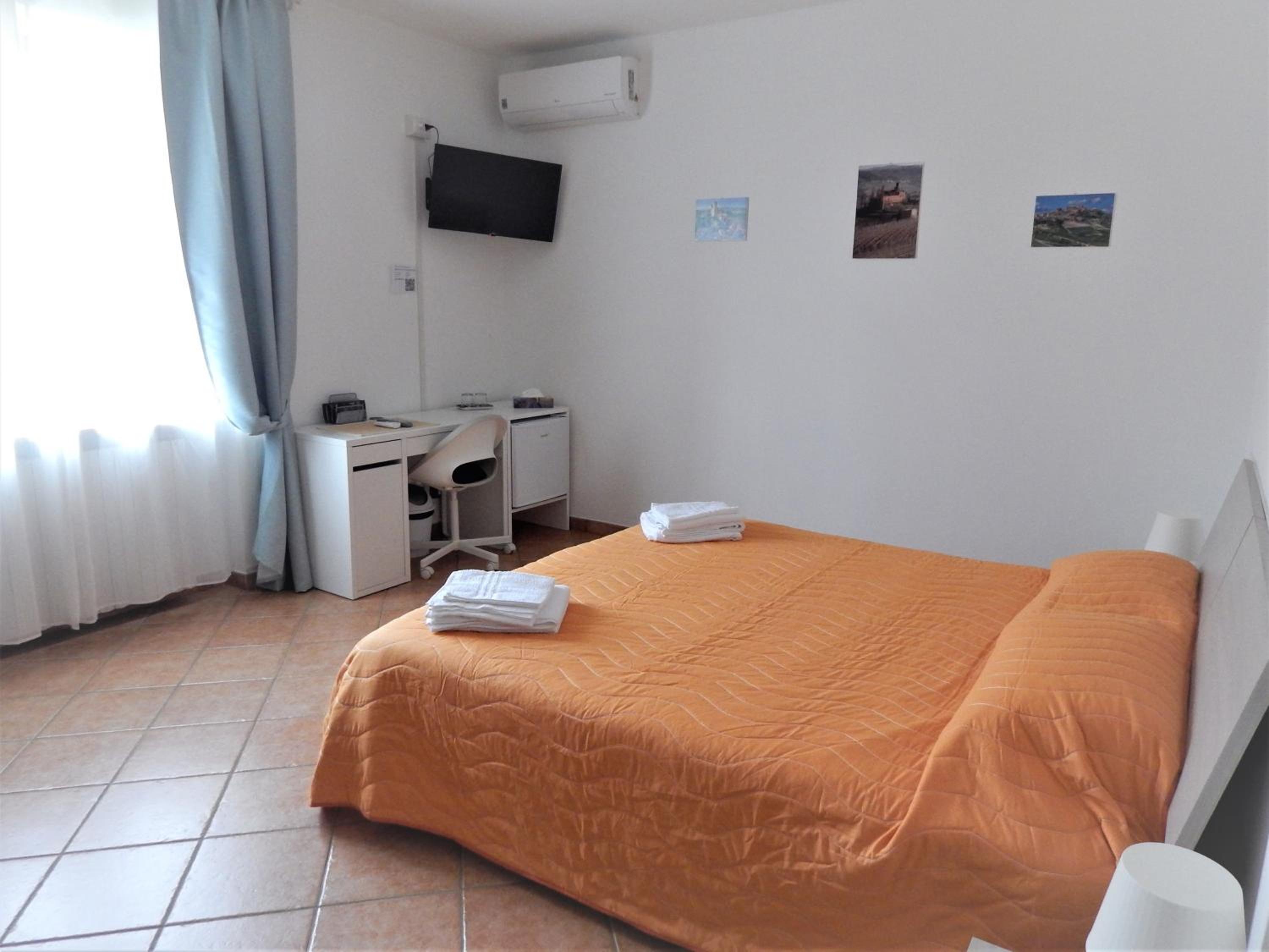 Deluxe King Room - Photo 16