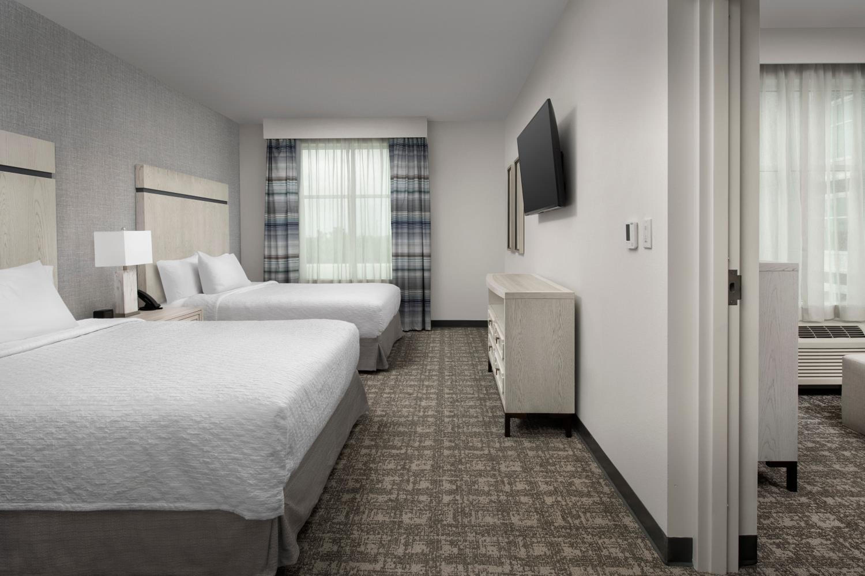 One-Bedroom Queen Suite with Two Queen Beds - Photo 3