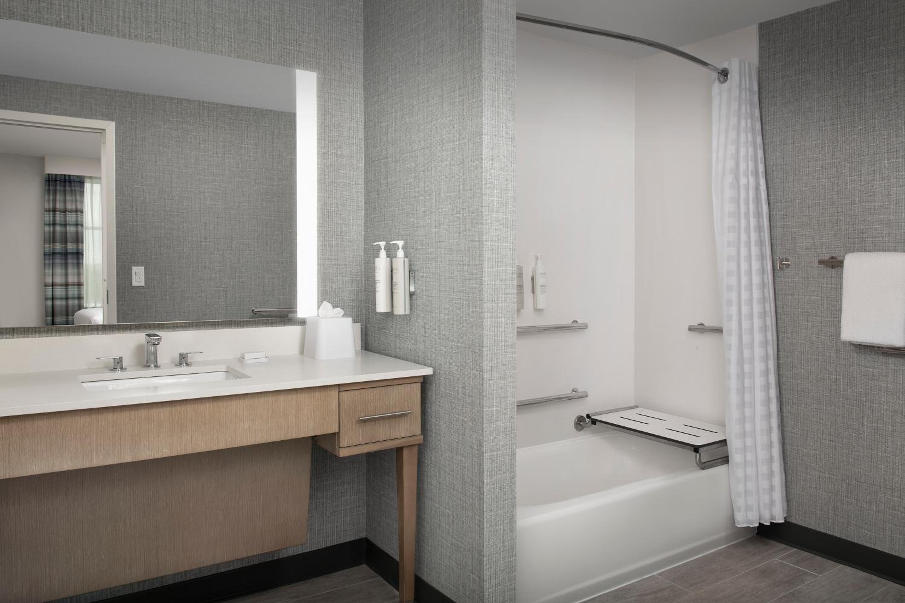 King Suite with Bath Tub - Mobility Accessible - Photo 5