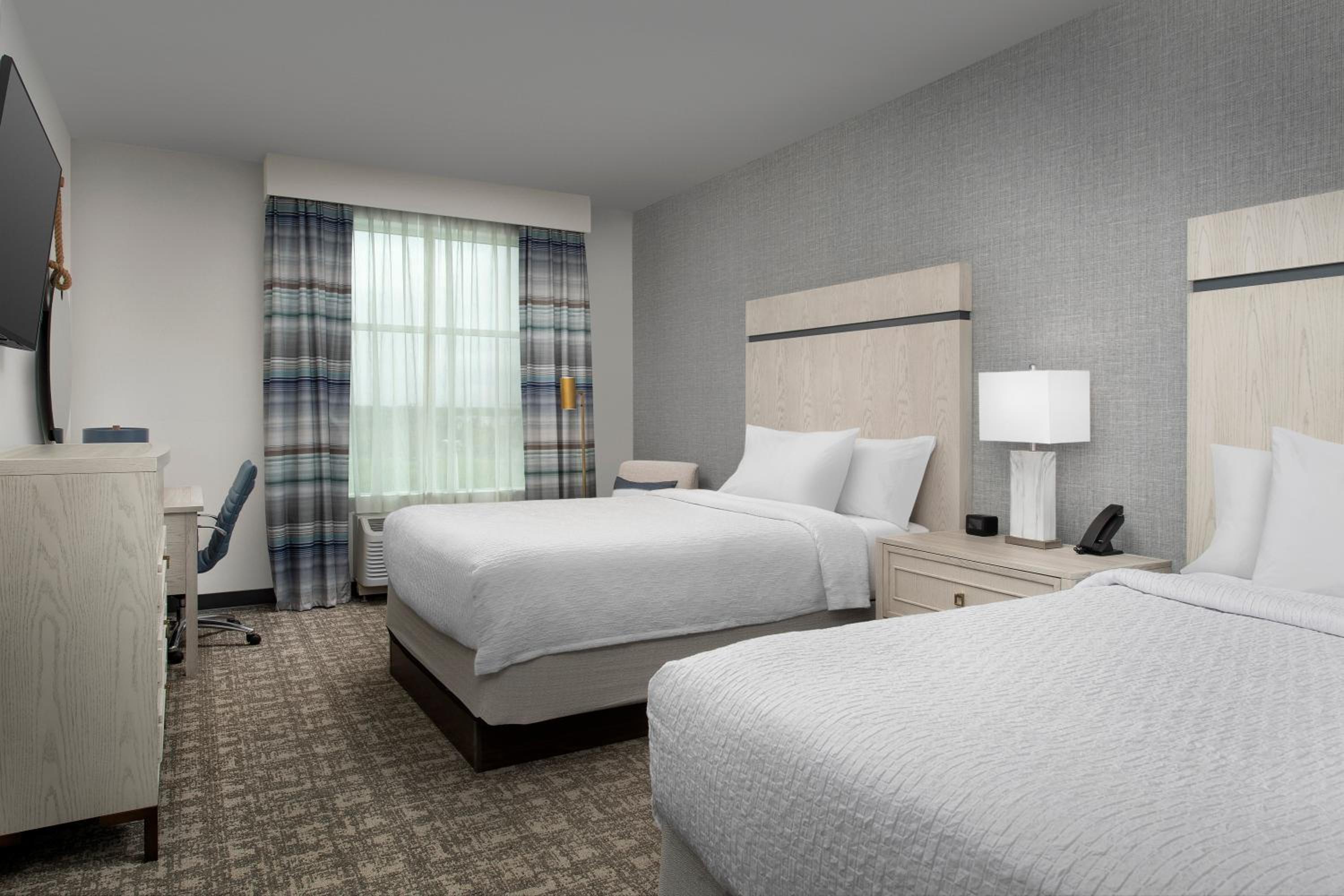 One-Bedroom Queen Suite with Two Queen Beds - Photo 2