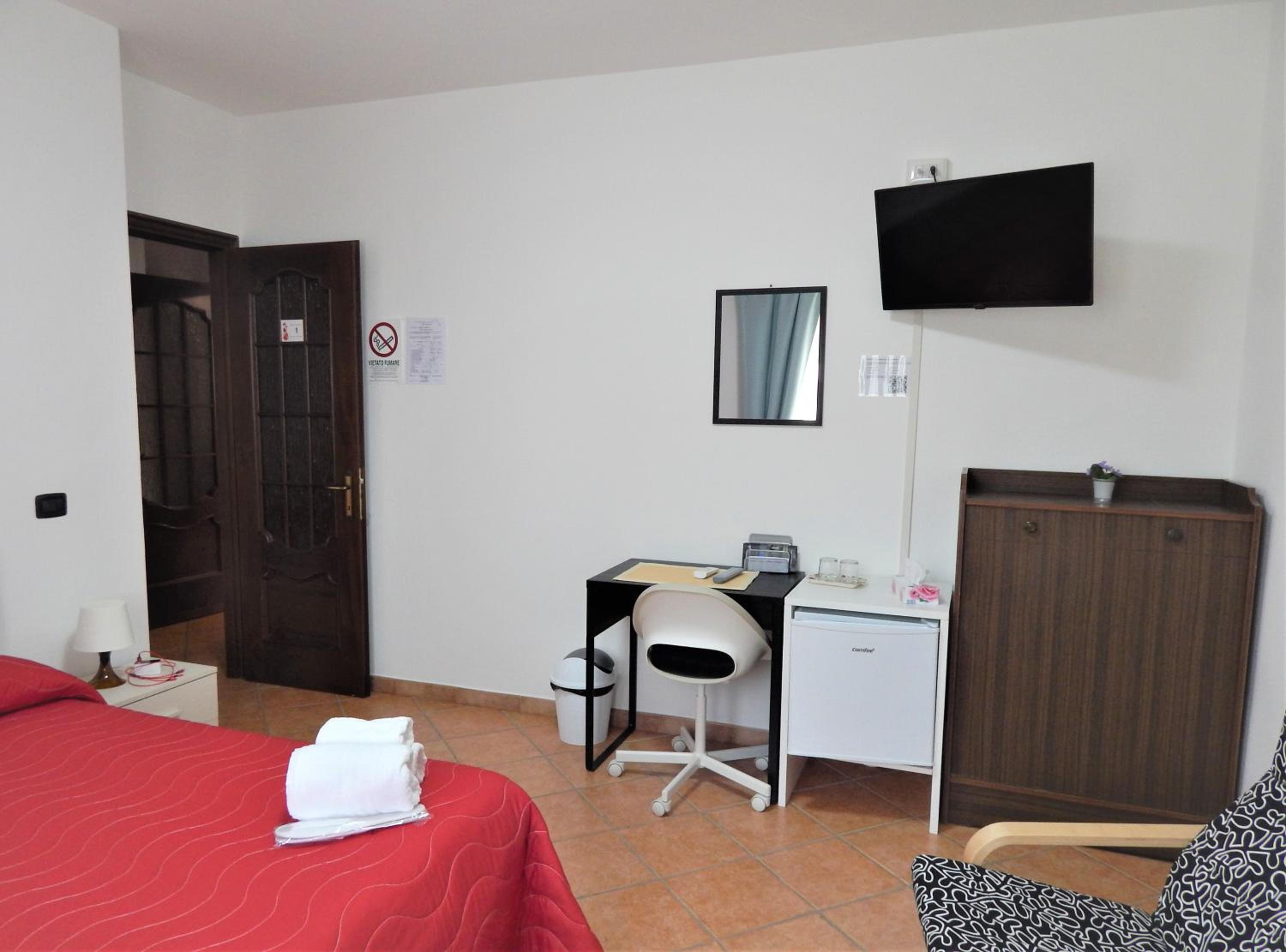 Deluxe Room (2 Adults + 1 Child) - Photo 1
