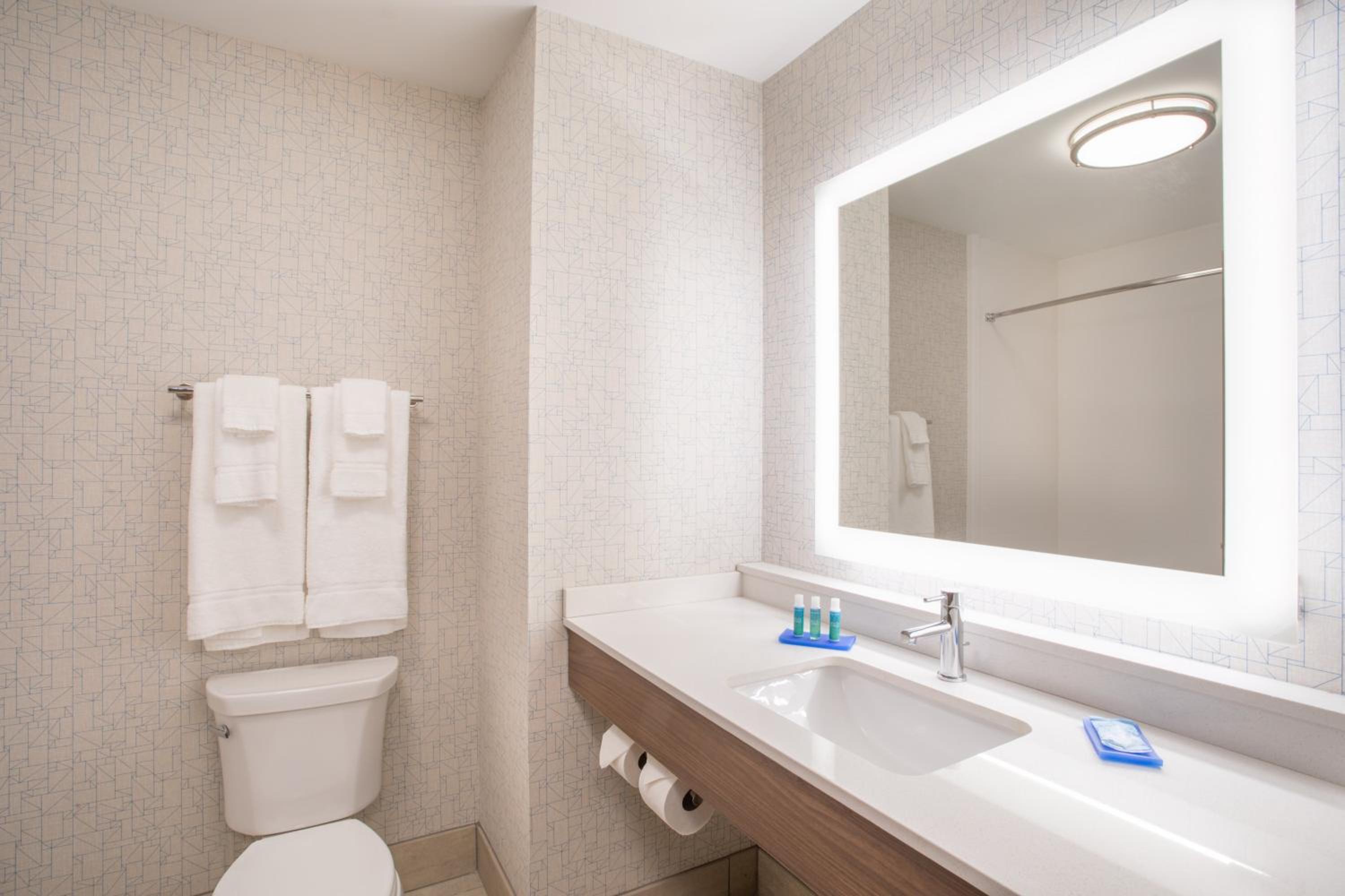 King Suite with Hearing Accessible Tub - Non-Smoking photo 3