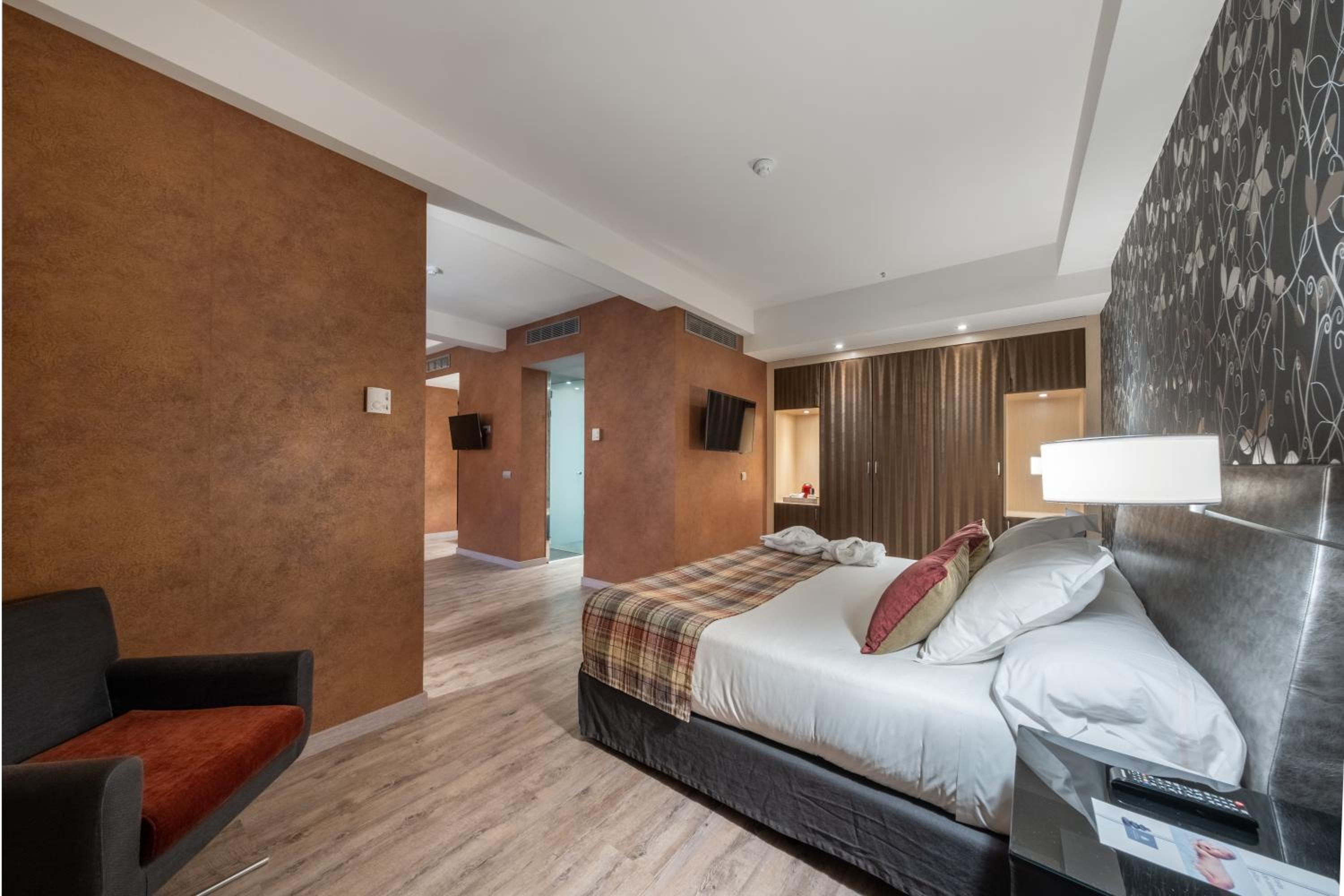 Suite - Photo 3