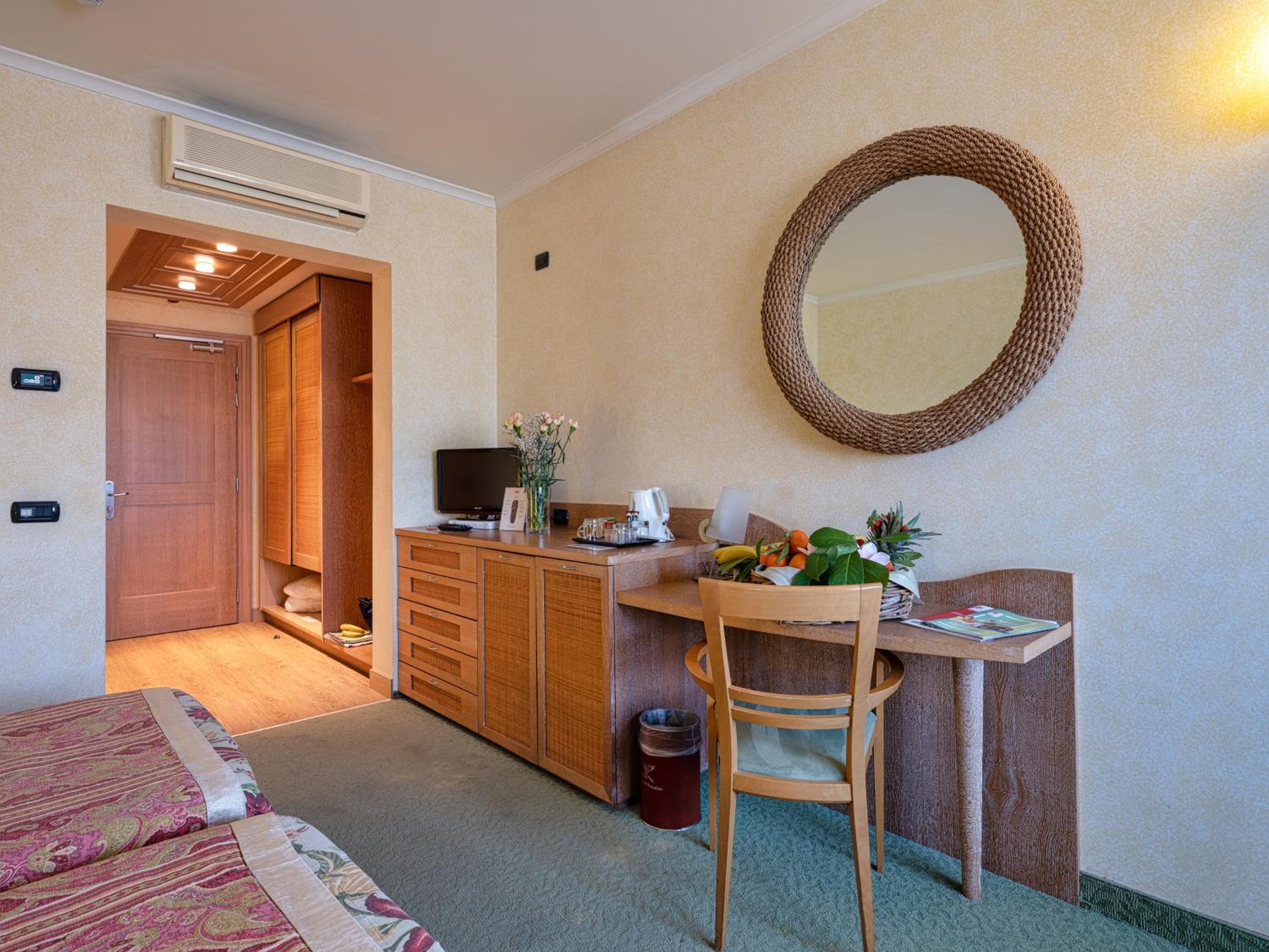 Superior Twin or Double Room - Photo 7