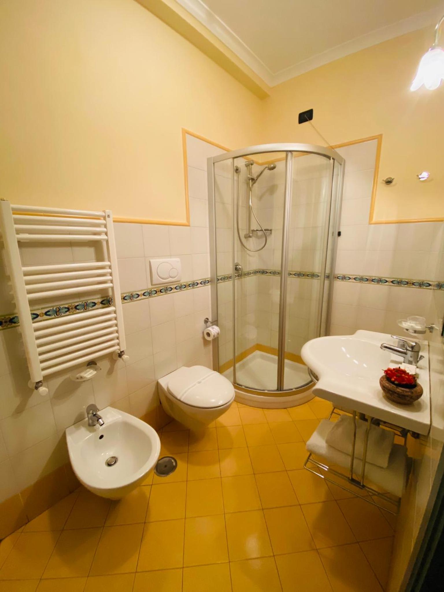 Double Room - Photo 12