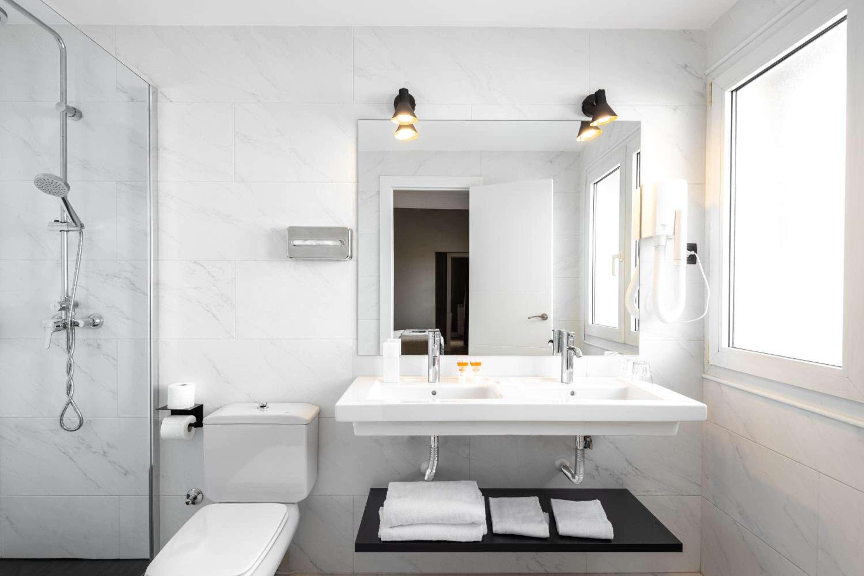 Double or Twin Room - Photo 9