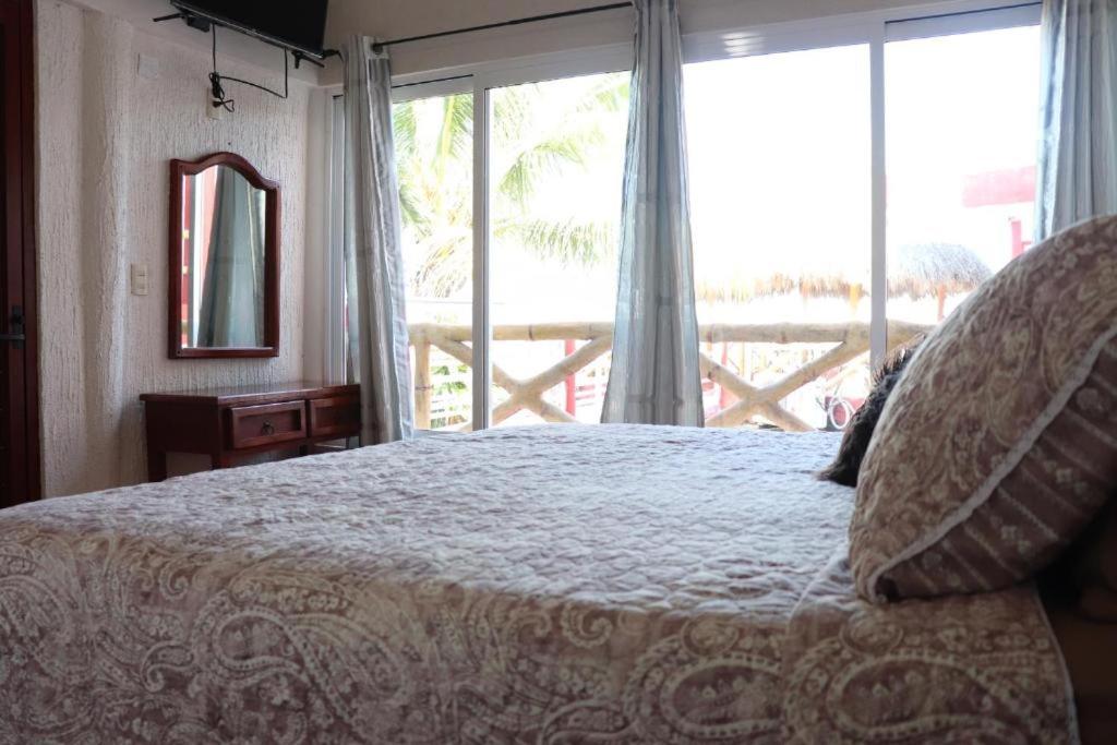 Queen Suite with Sea View - Photo 3