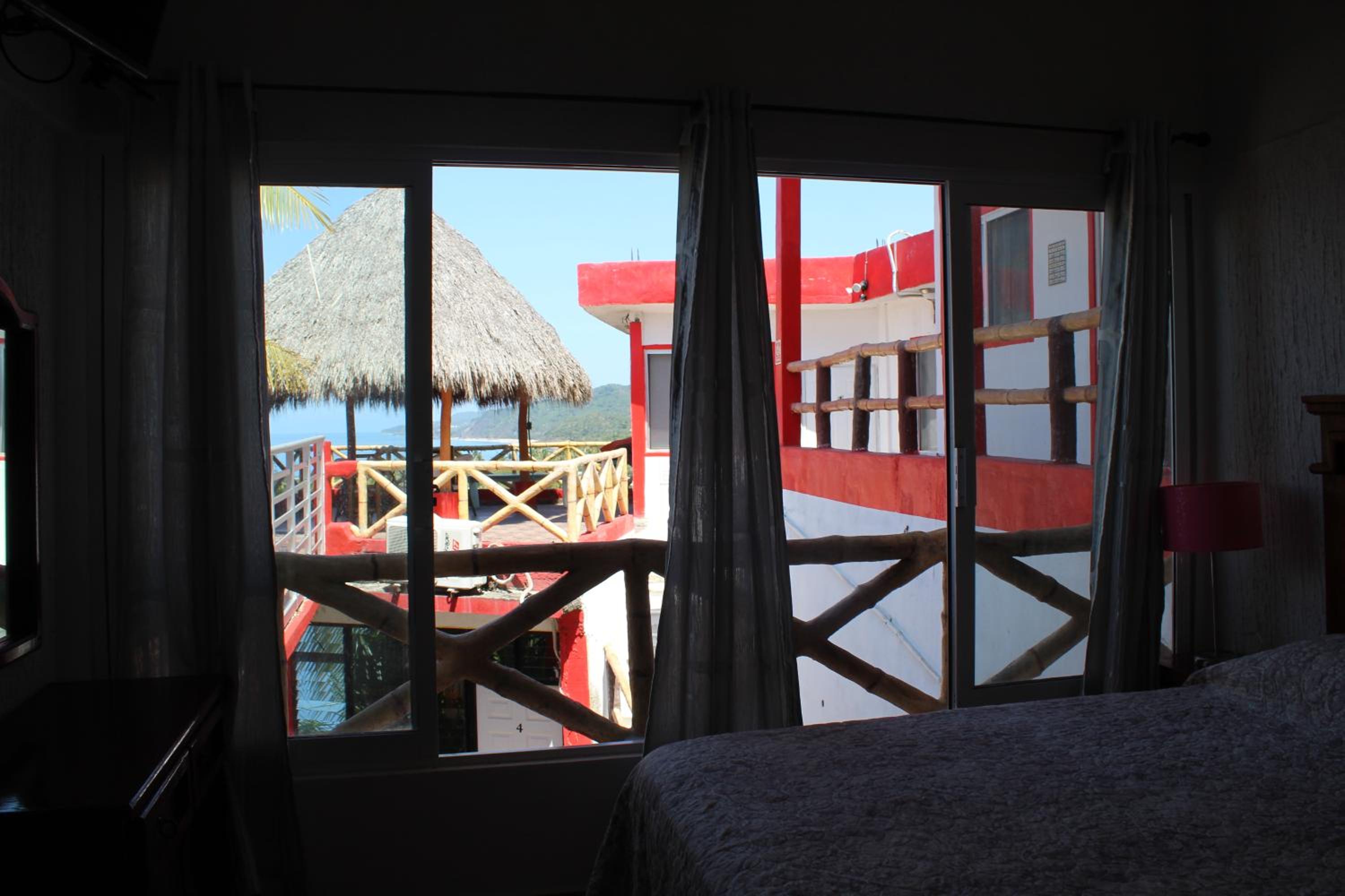 Queen Suite with Sea View - Photo 8