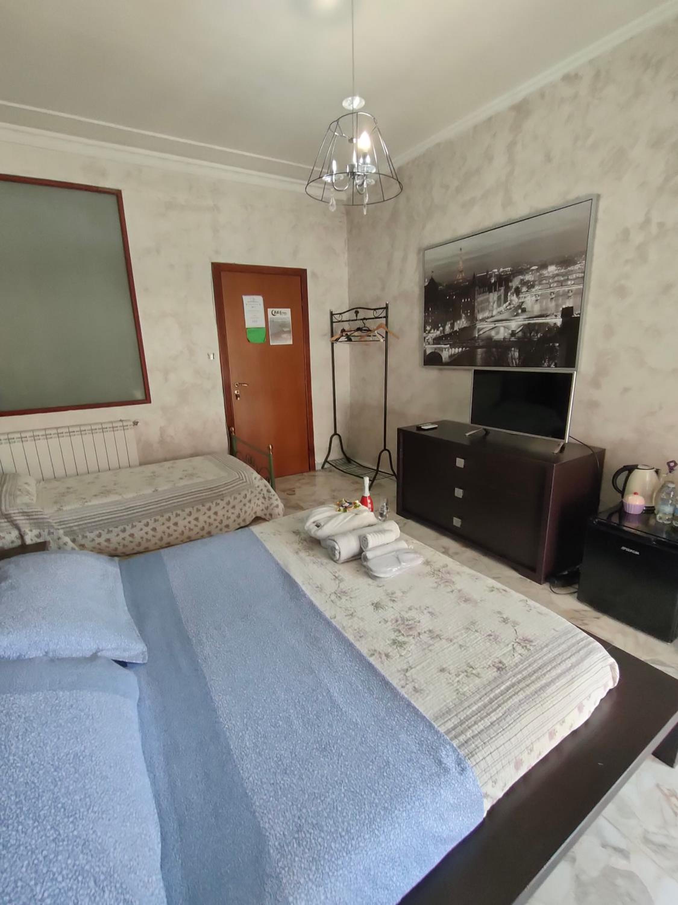 Double Room with Private External Bathroom photo 2