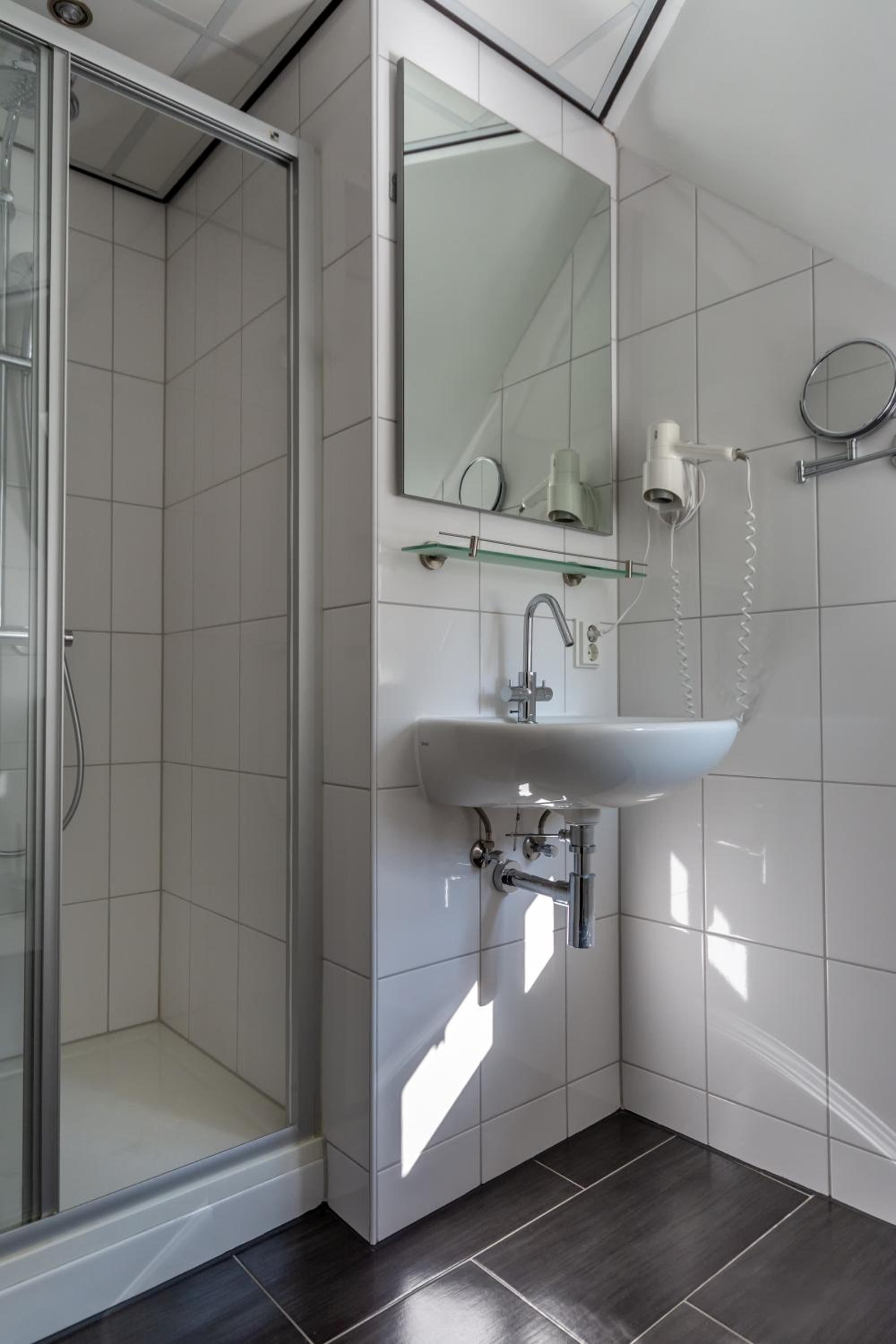 Standard Double Room with Rain Shower - Photo 3