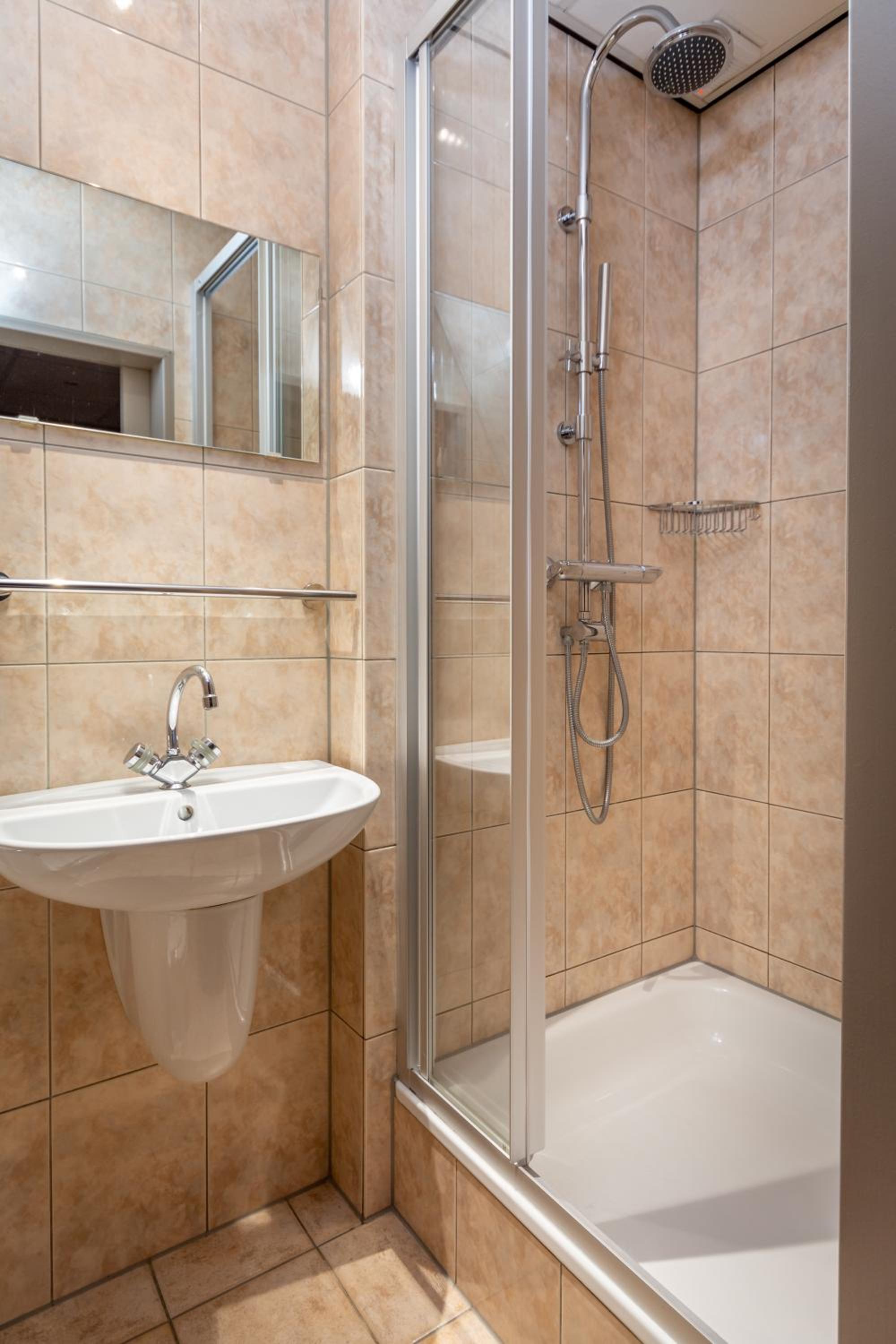 Comfort Double Room with Rain Shower - Photo 4