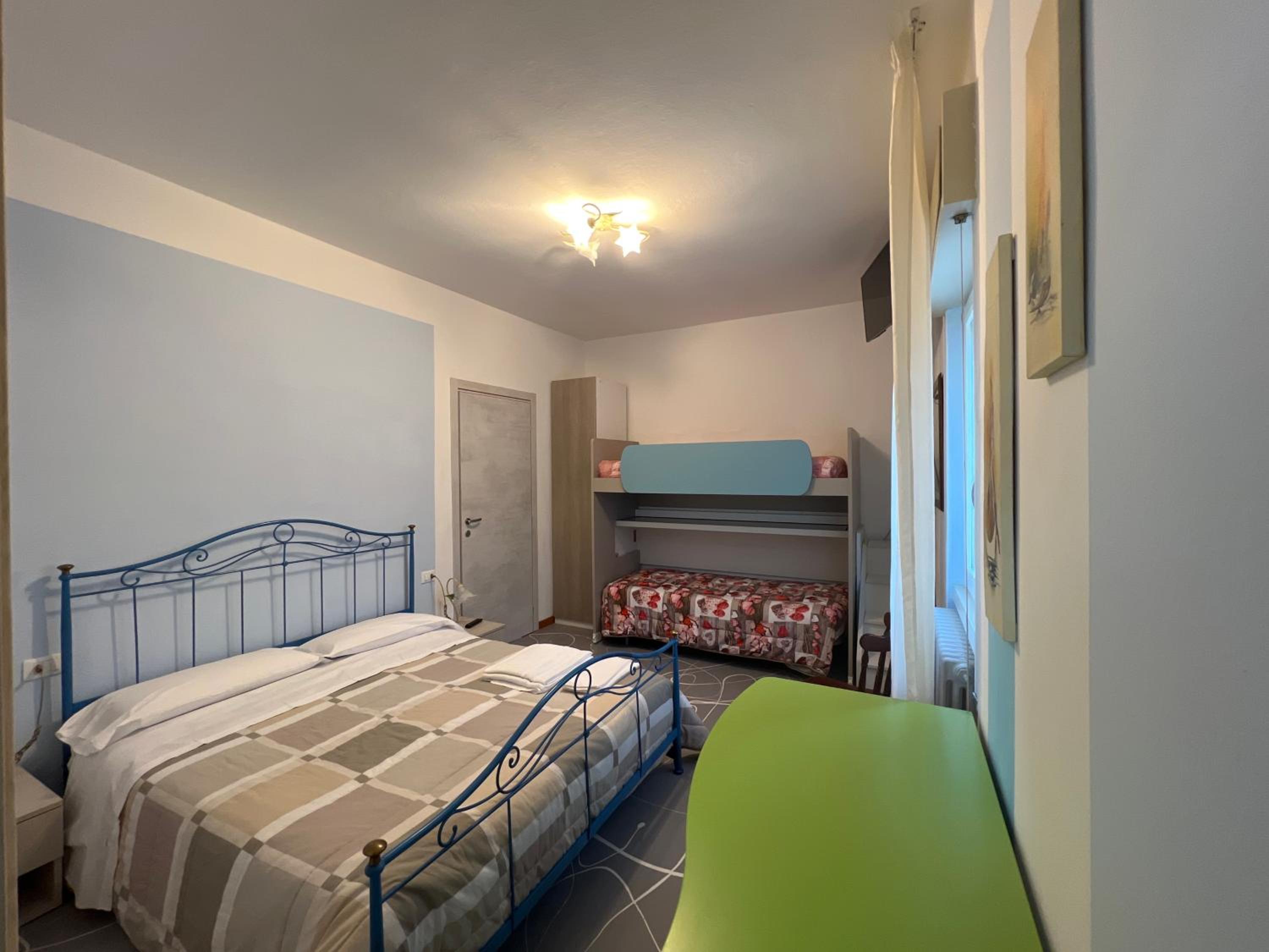 Quadruple Room with Private Bathroom photo 3